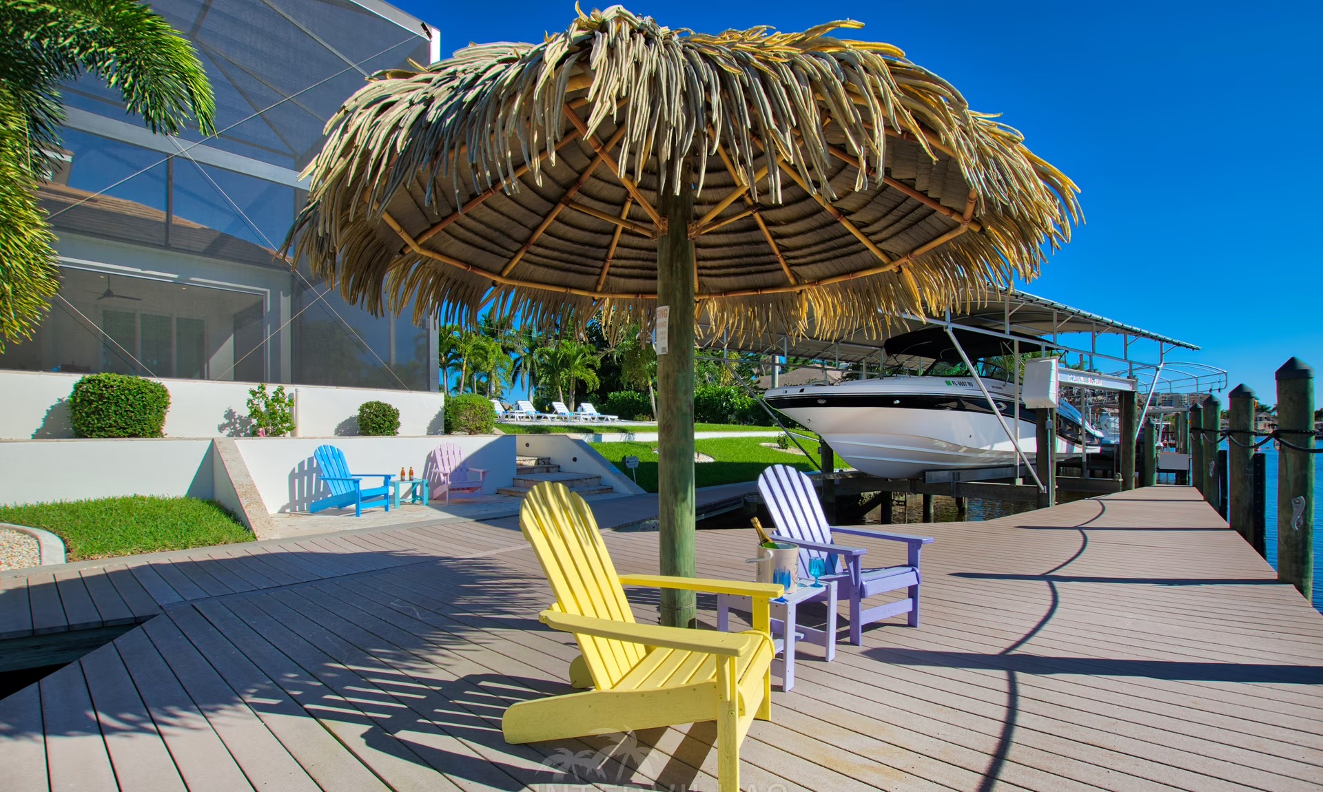 Dock mit Tiki-Hut am Kanal mit Blick aufs Wasser.