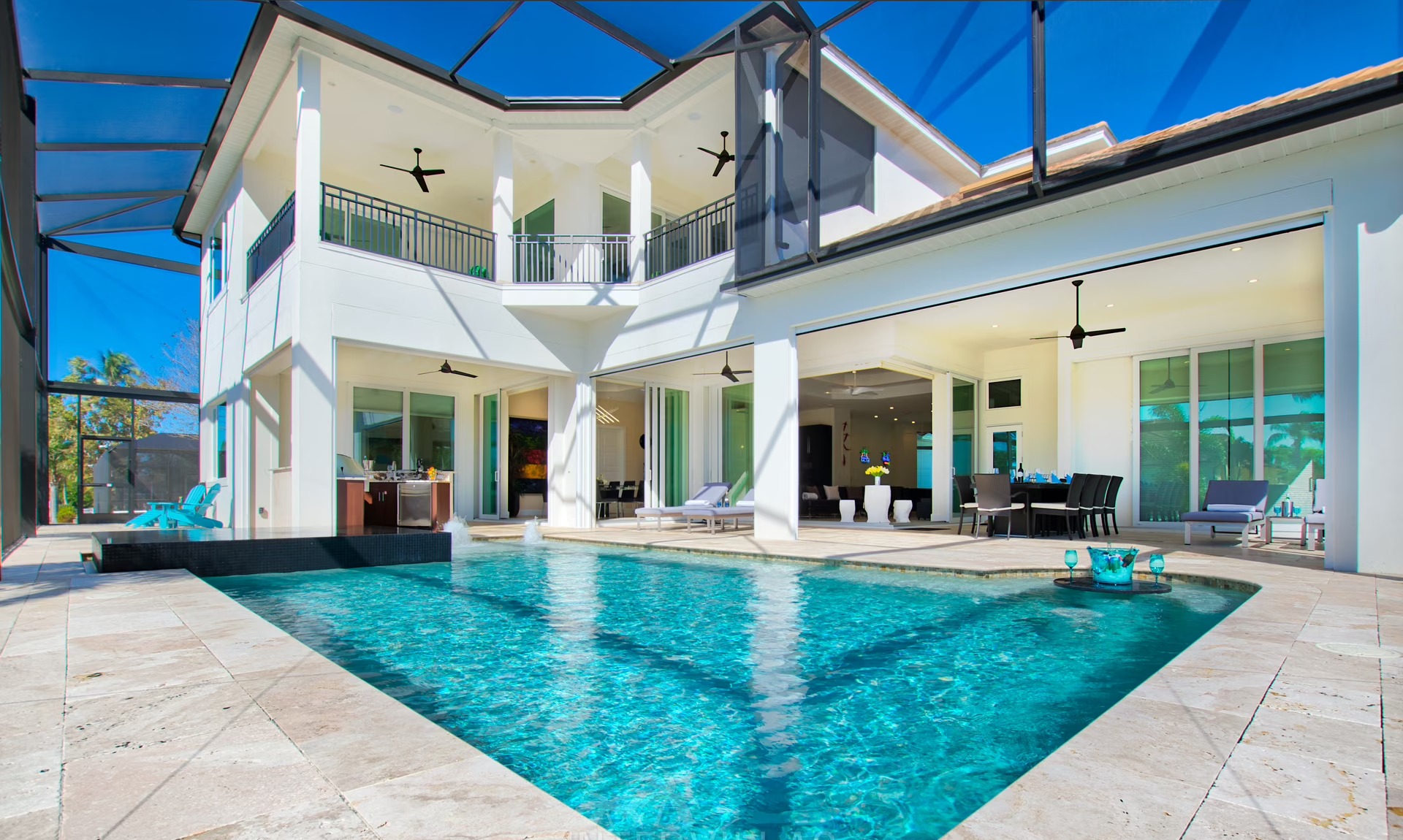 Waterfront-Dock mit Tiki-Hut am Kanal.