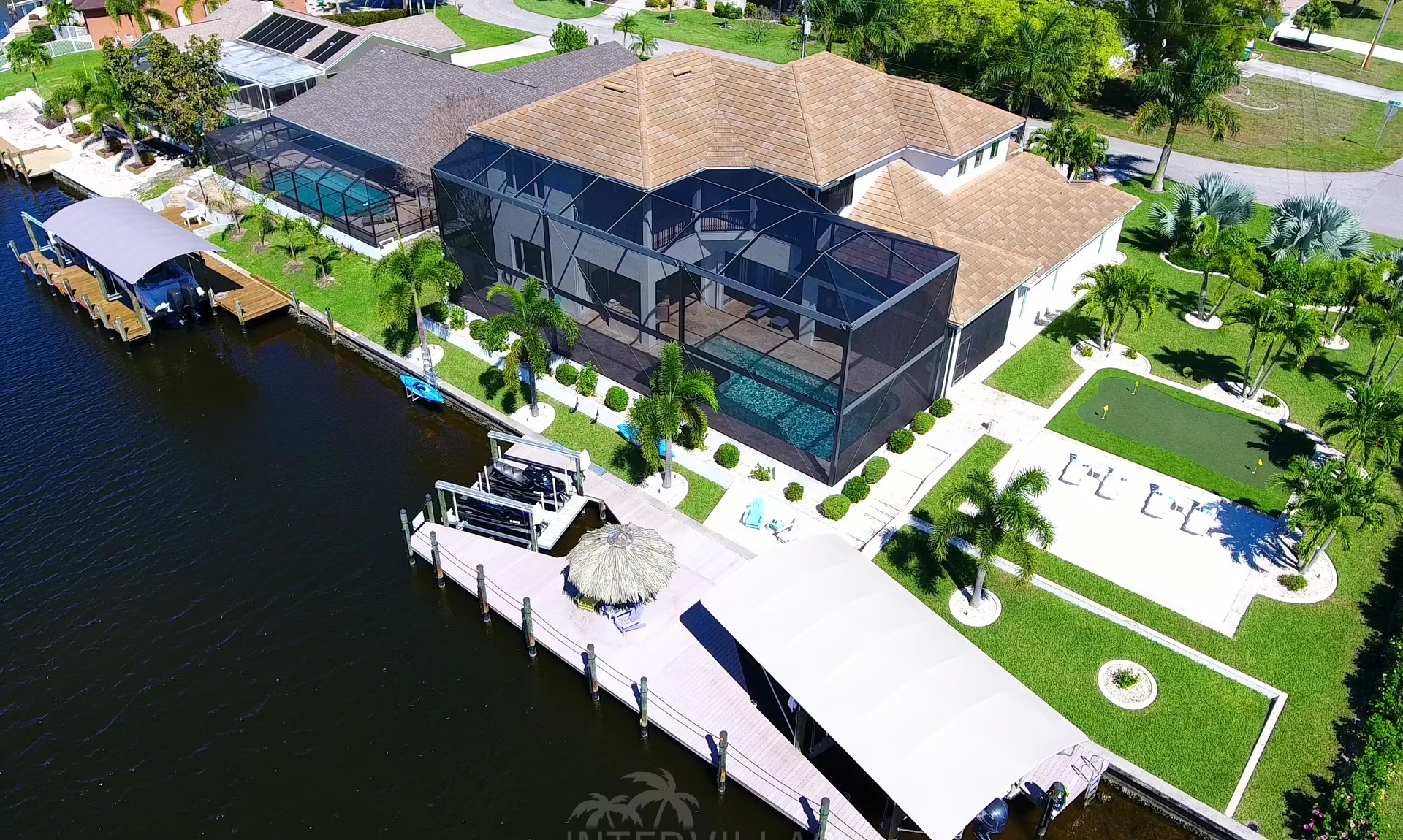 Tiki-Hut am Bootsdock direkt am Kanal.