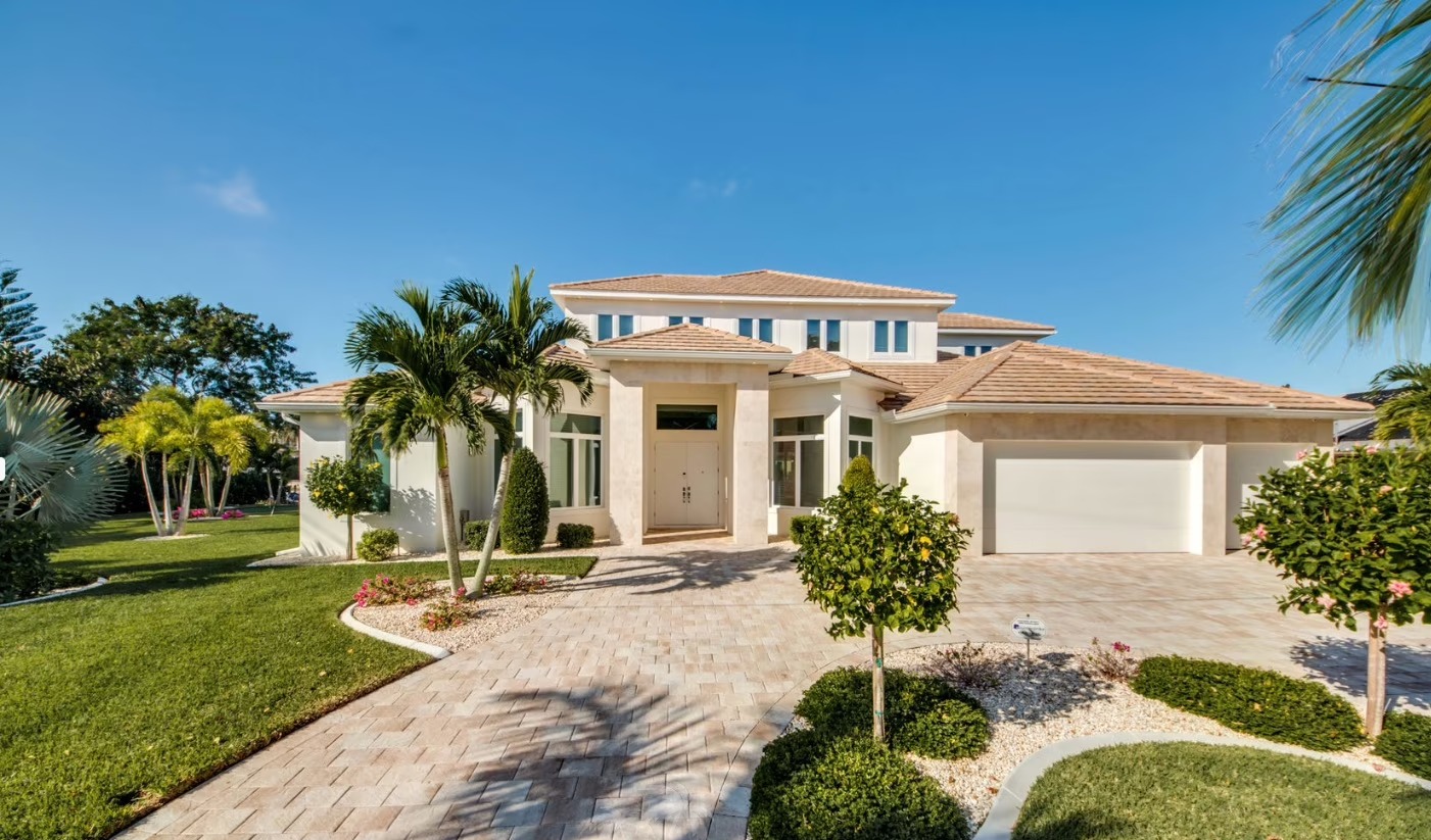 Waterfront-Terrasse mit Salzwasser-Pool, Whirlpool und Bootsdock am Kanal.