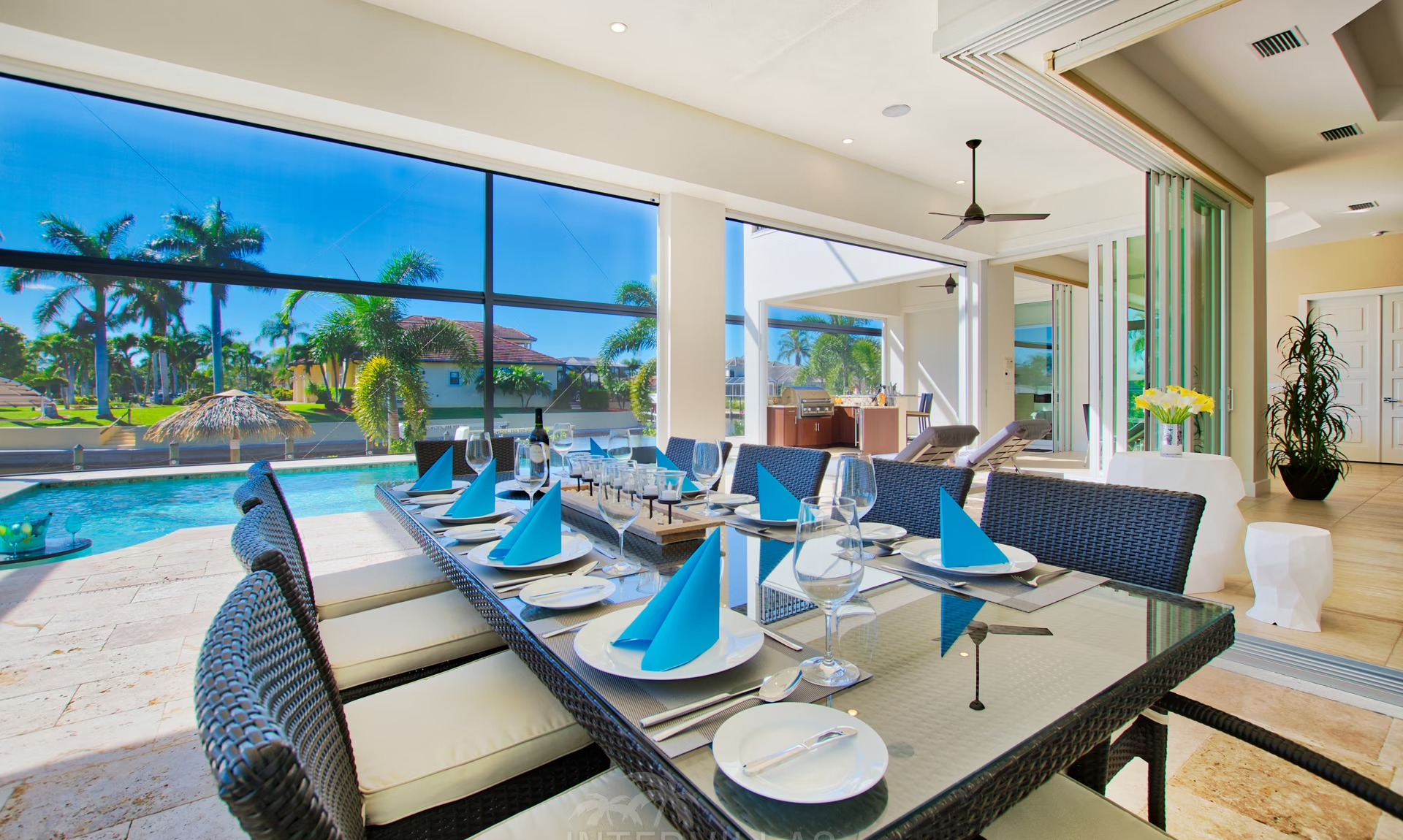 Bootsdock am Kanal mit Tiki-Hut und Sitzbereich.