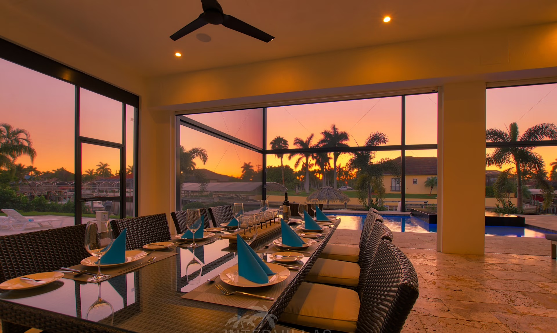 Bootsdock mit Tiki-Hut am Wasser.