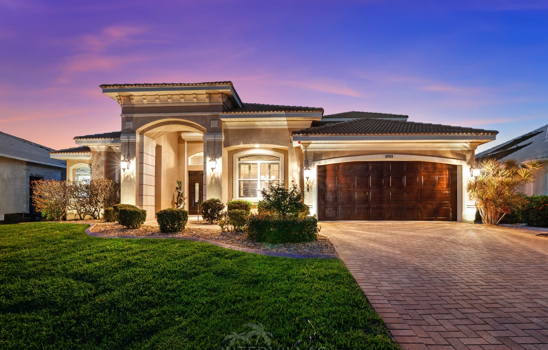 Exklusive Waterfront-Villa am Kanal mit Pool, Spa und privatem Bootsdock.