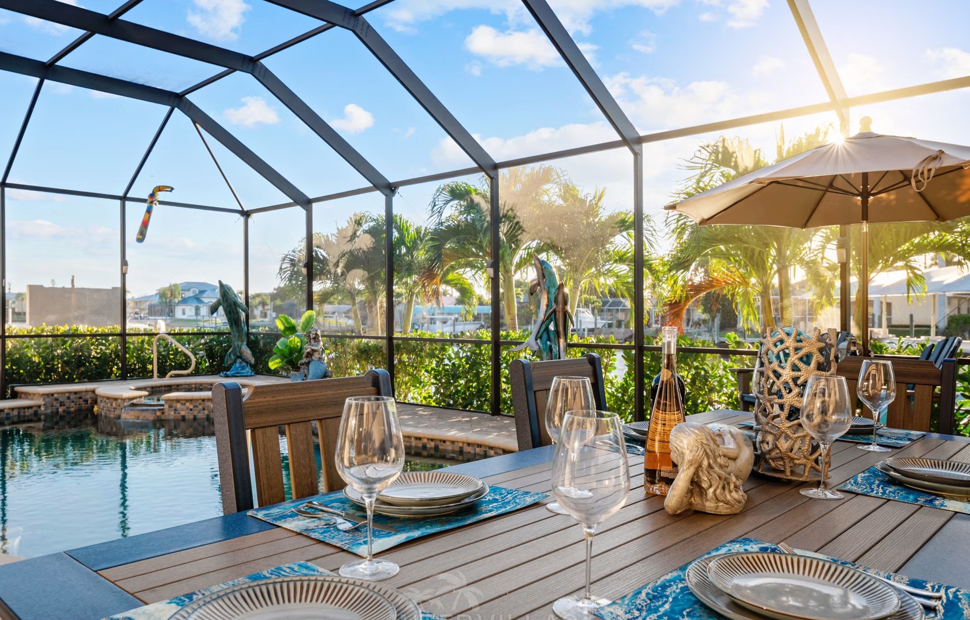 Außenansicht der Villa am Kanal mit Pool, Spa und privatem Dock.