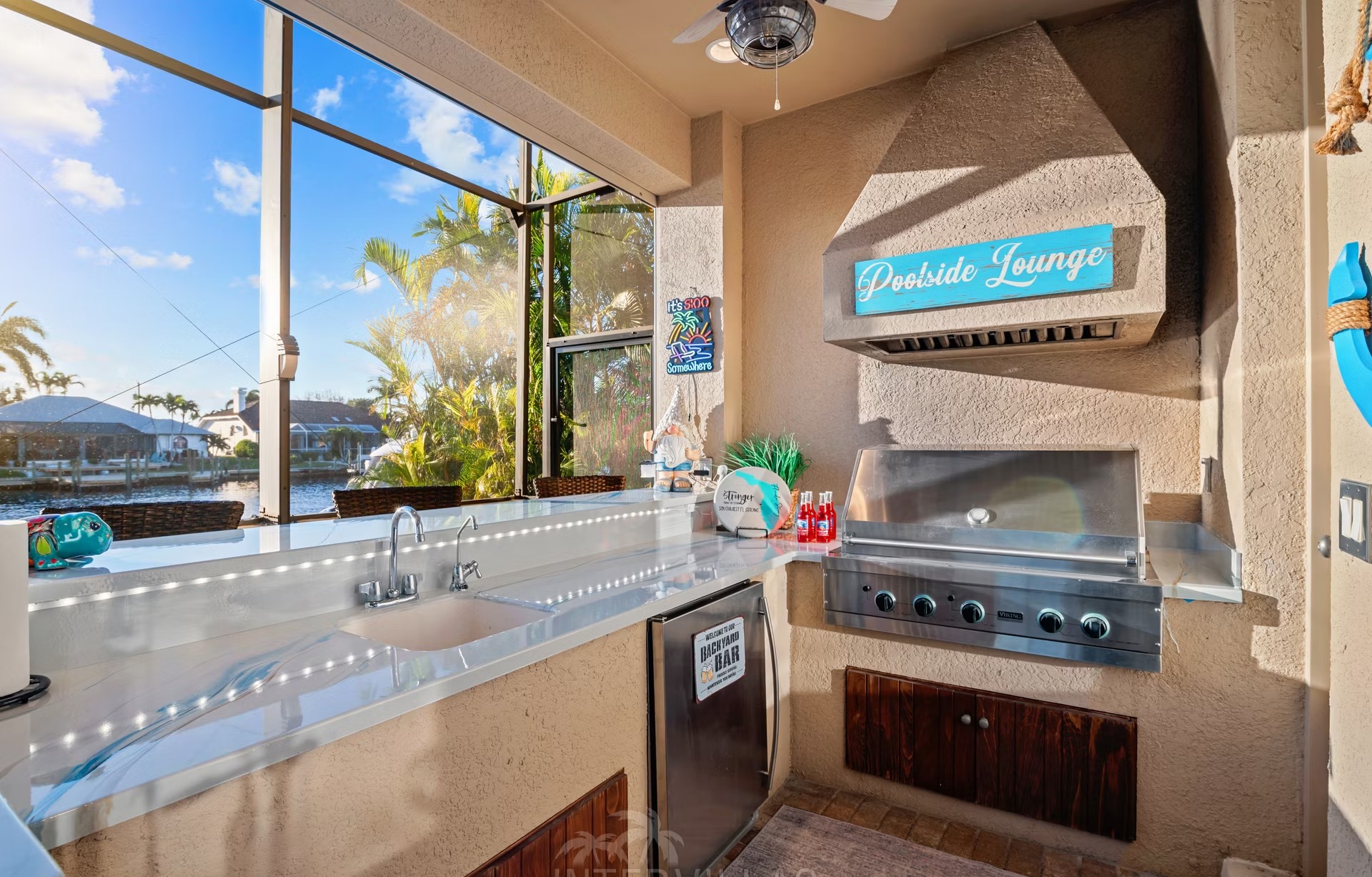 Waterfront-Villa am Kanal mit Pool, Spa und privatem Bootsdock.