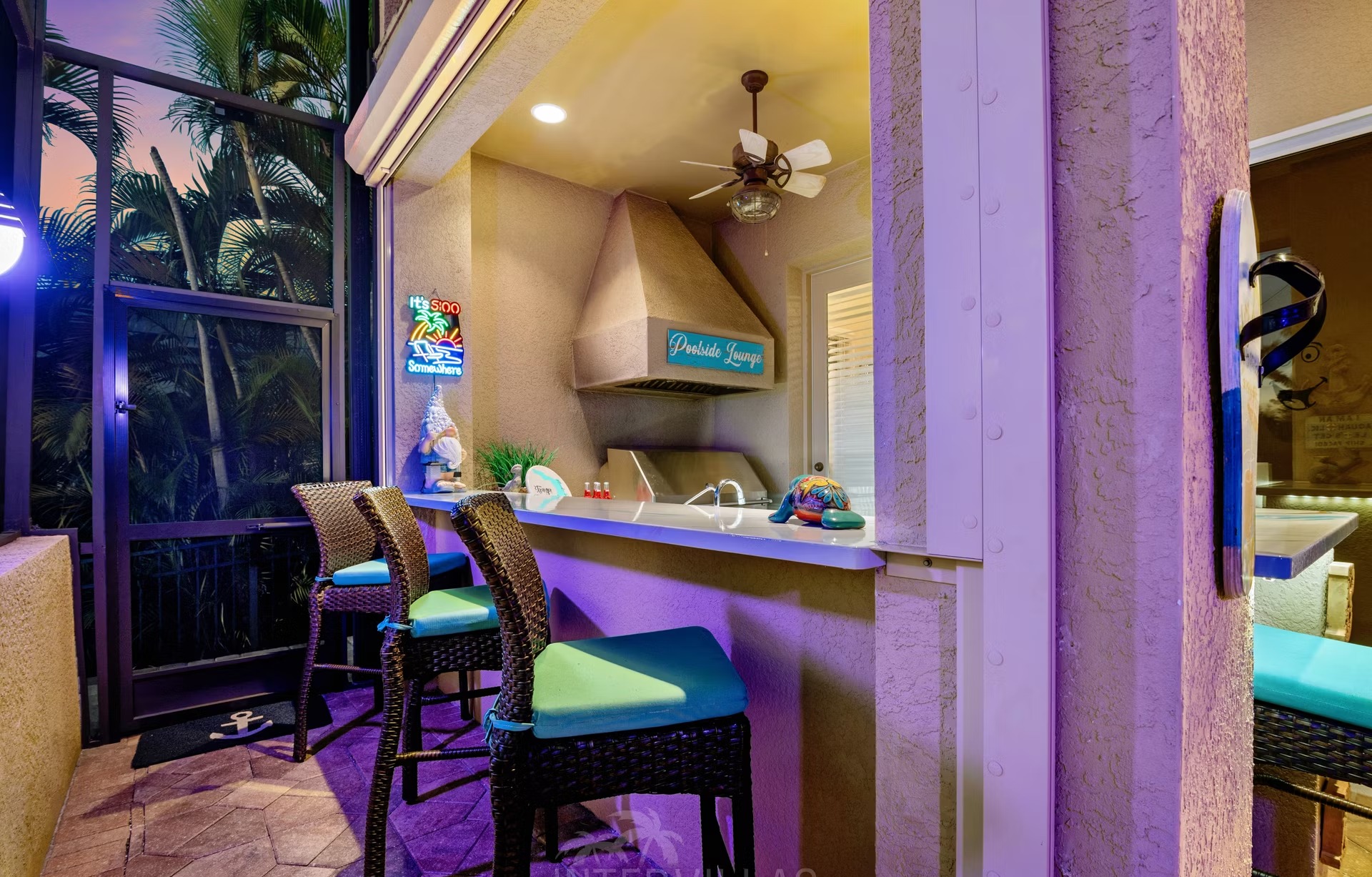 Blick von der Lanai auf Kanal, Pool und privates Dock.