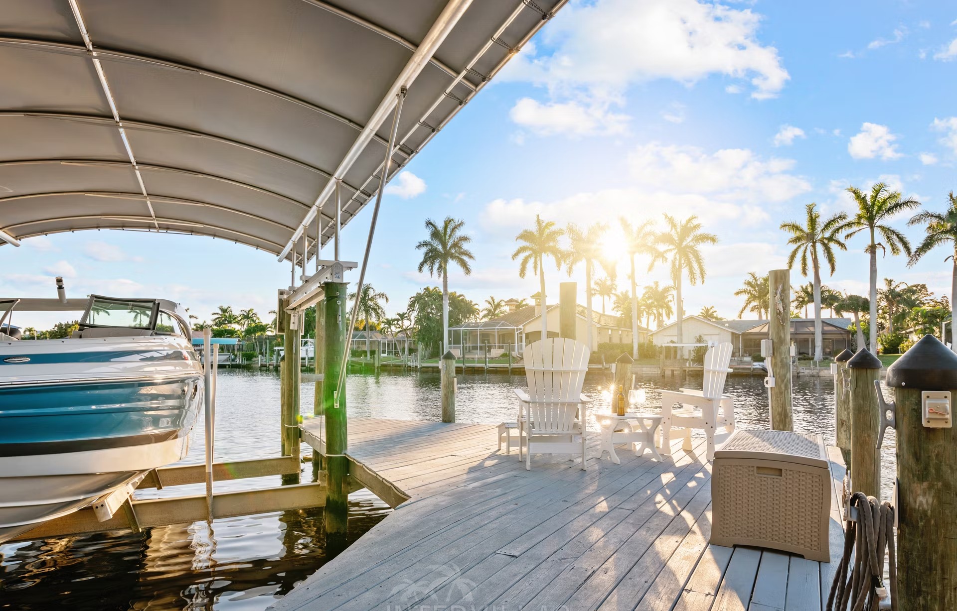 Waterfront-Villa am Kanal mit privatem Pool und Spa.