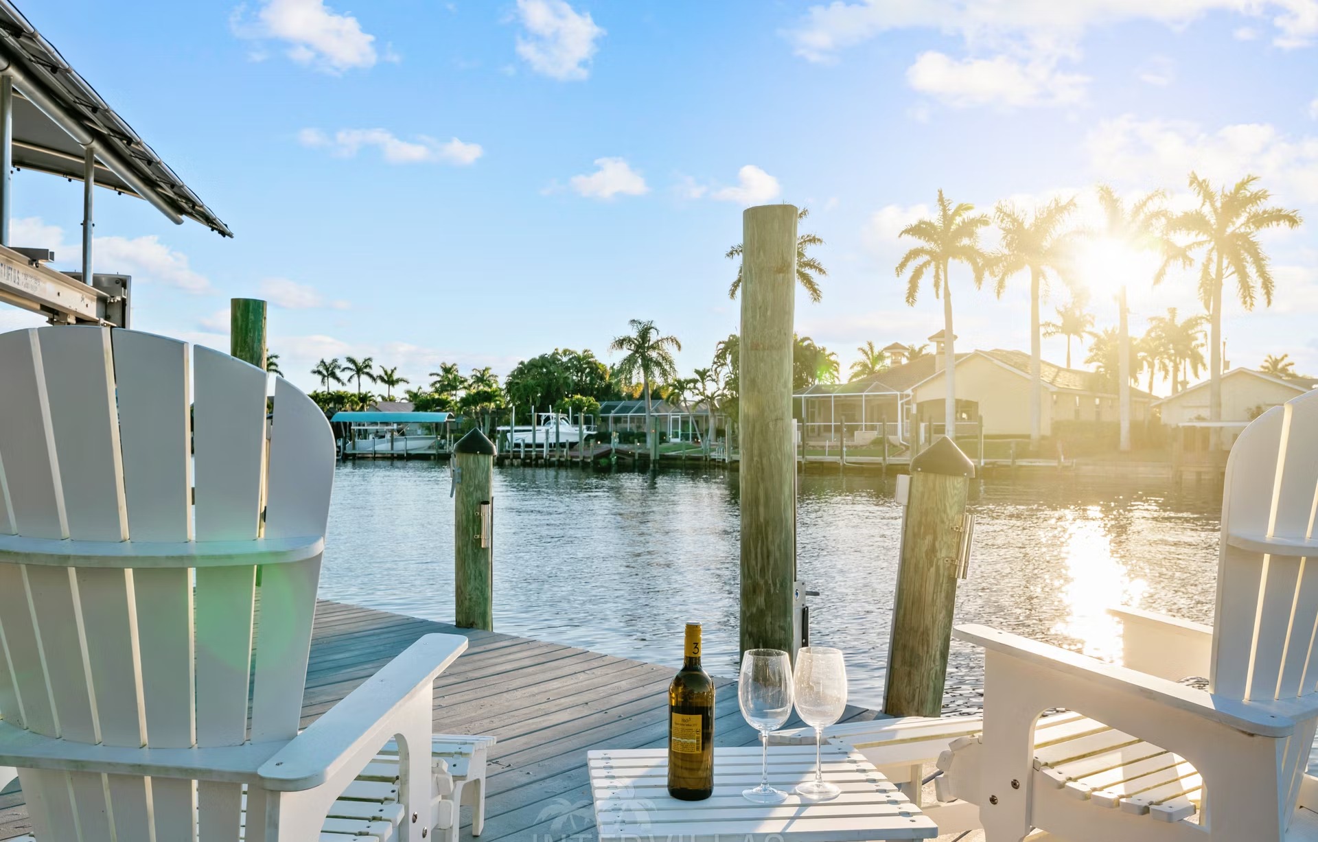 Waterfront-Villa am Kanal mit Pool, Spa und privatem Dock.