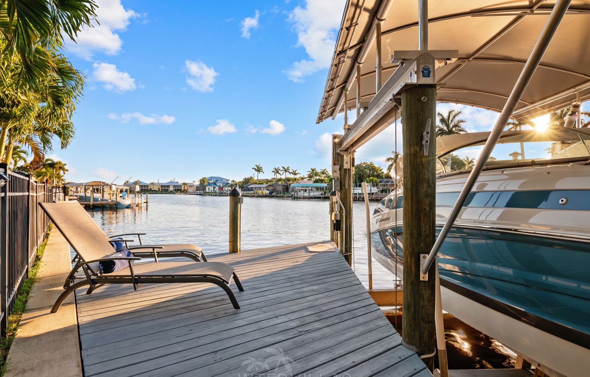 Waterfront-Villa am Kanal mit Pool, Spa und privatem Dock.