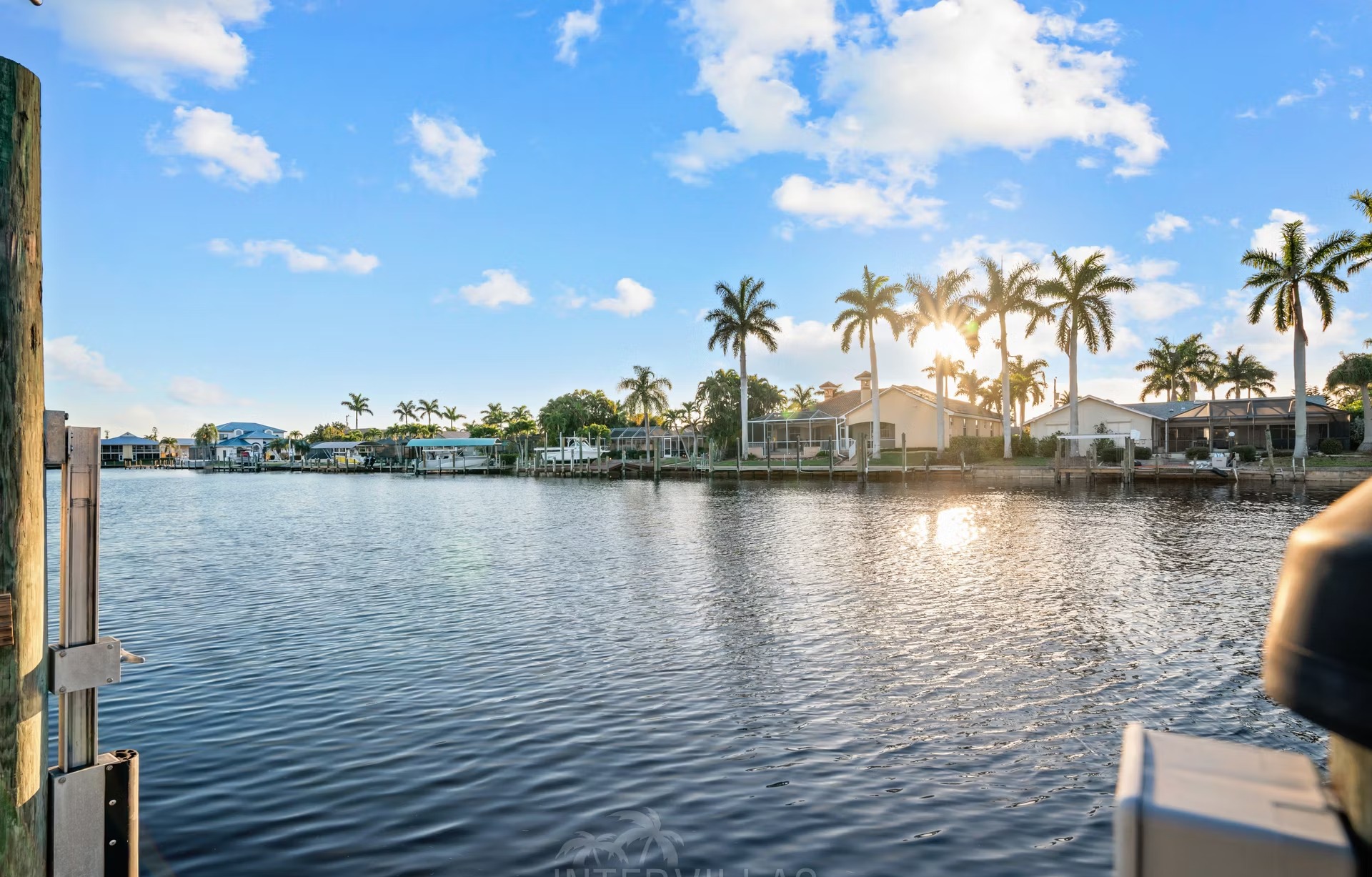 Waterfront-Poolbereich mit Spa und Blick auf den Kanal.