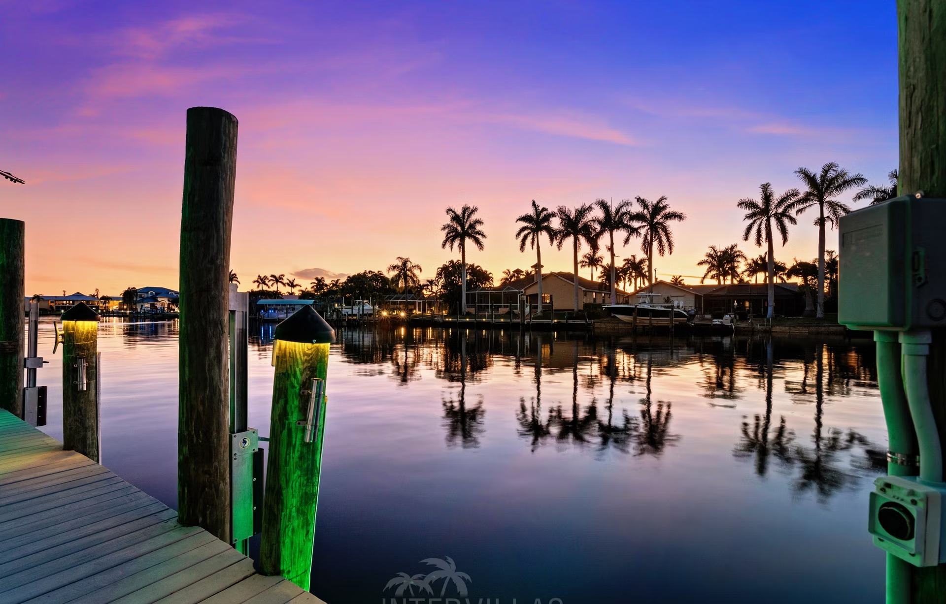 Waterfront-Villa am Kanal mit Pool, Spa und privatem Bootsdock.