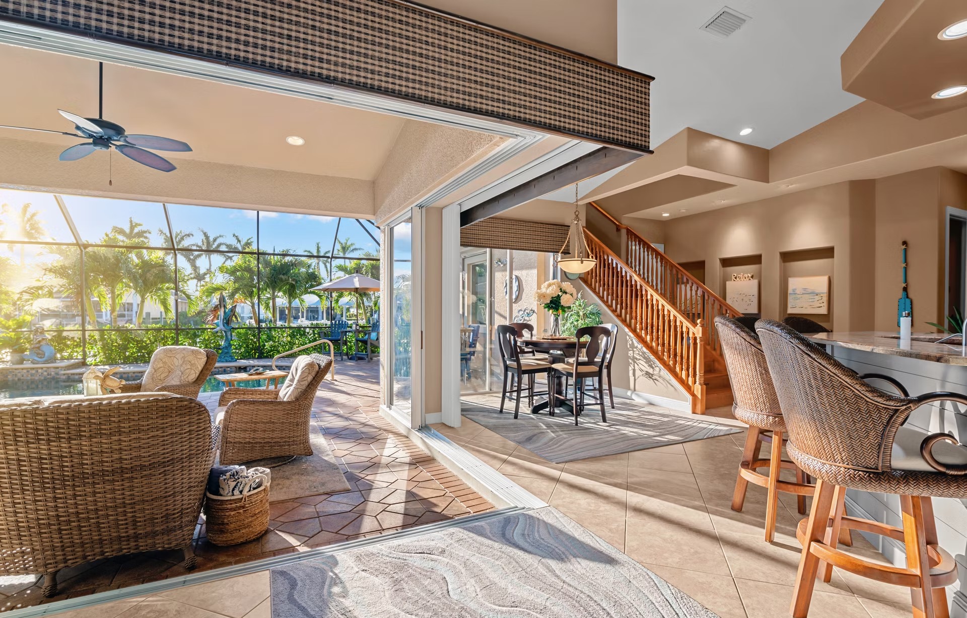 Blick von der Lanai auf den Kanal mit privatem Dock sowie Pool und Spa.