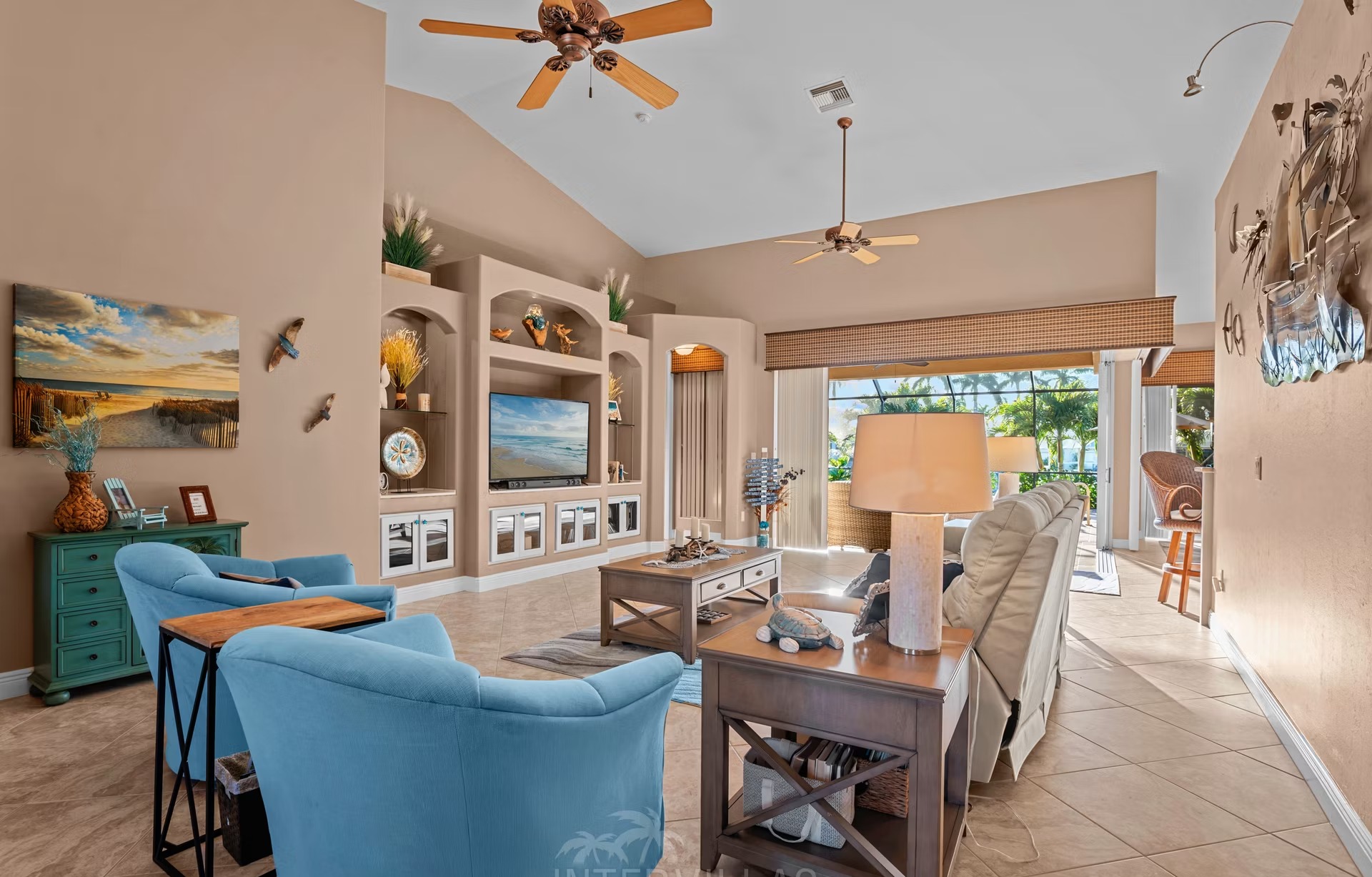 Blick von der Lanai auf Kanal, Pool und privates Dock.