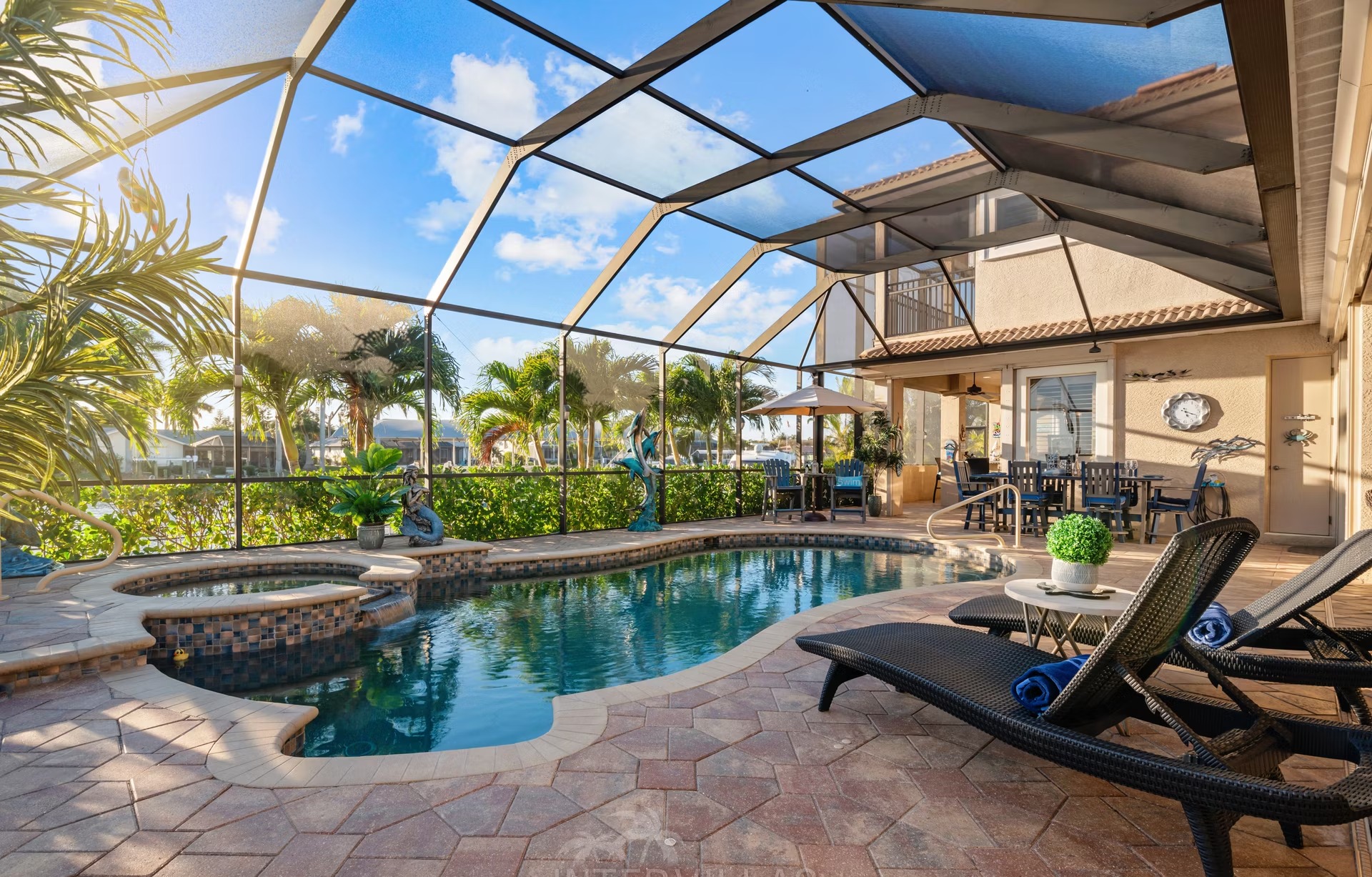 Waterfront-Villa am Kanal mit Pool, Spa und privatem Bootsdock.