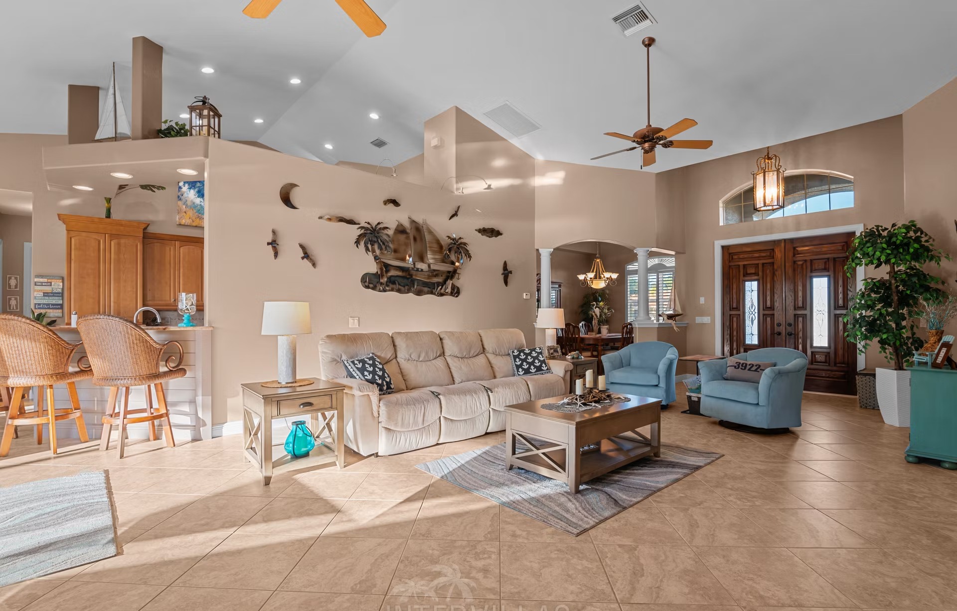 Waterfront-Villa am Kanal mit privatem Pool und Blick aufs Wasser.