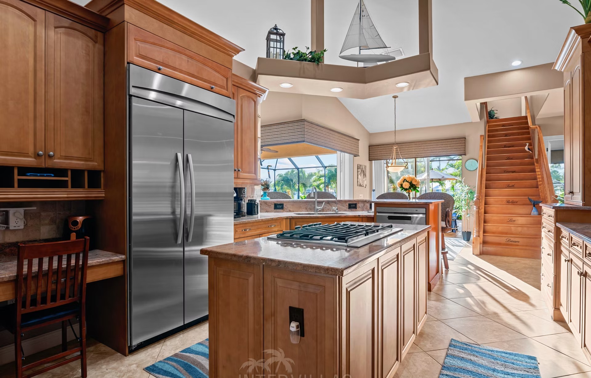 Exklusive Villa am Kanal mit Pool, Spa und privatem Bootsdock.