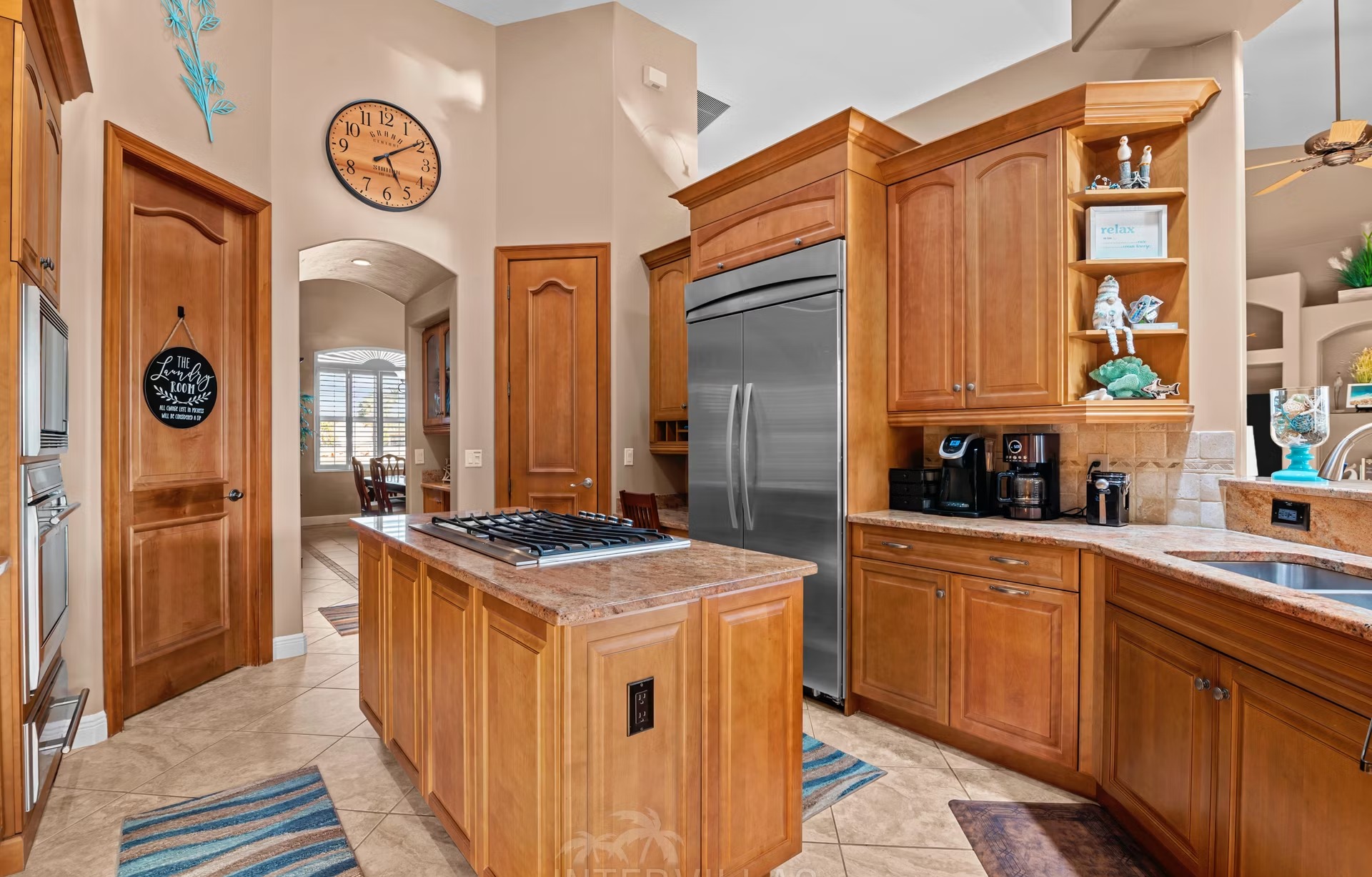 Waterfront-Villa am Kanal mit Pool, Spa und privatem Dock.