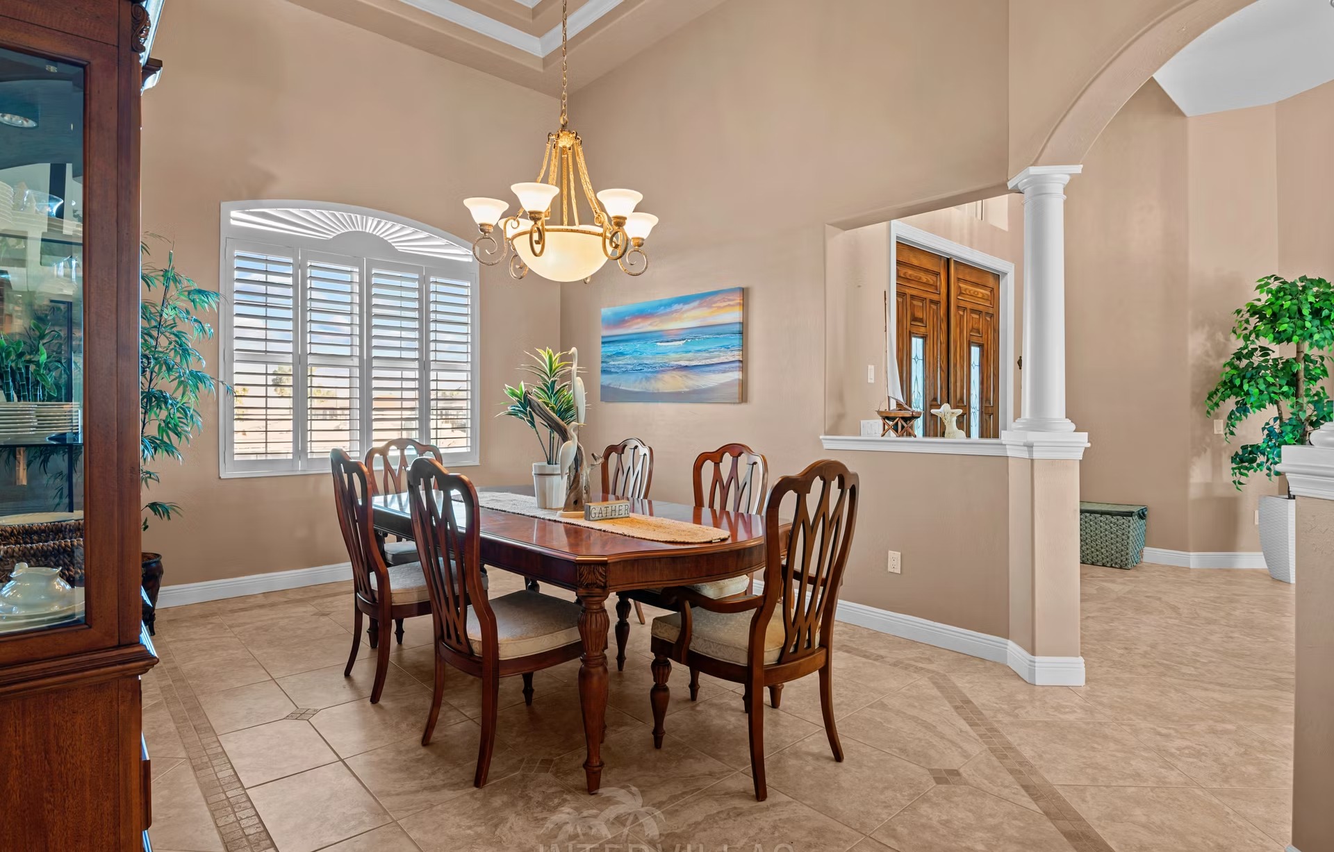 Blick von der Lanai auf Kanal, Pool und Bootsdock.