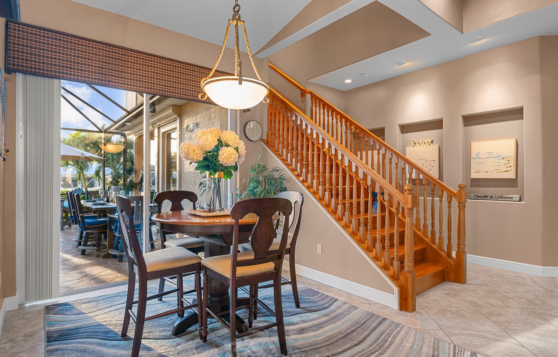 Waterfront-Villa am Kanal mit Pool, Spa und privatem Bootsdock.