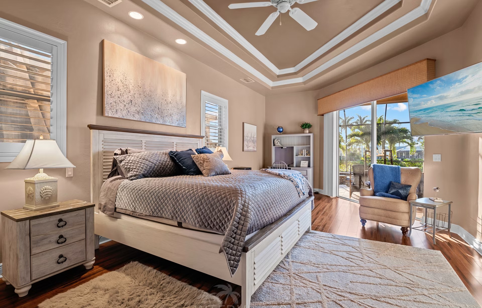 Blick von der Lanai auf Kanal, Pool und privates Dock.