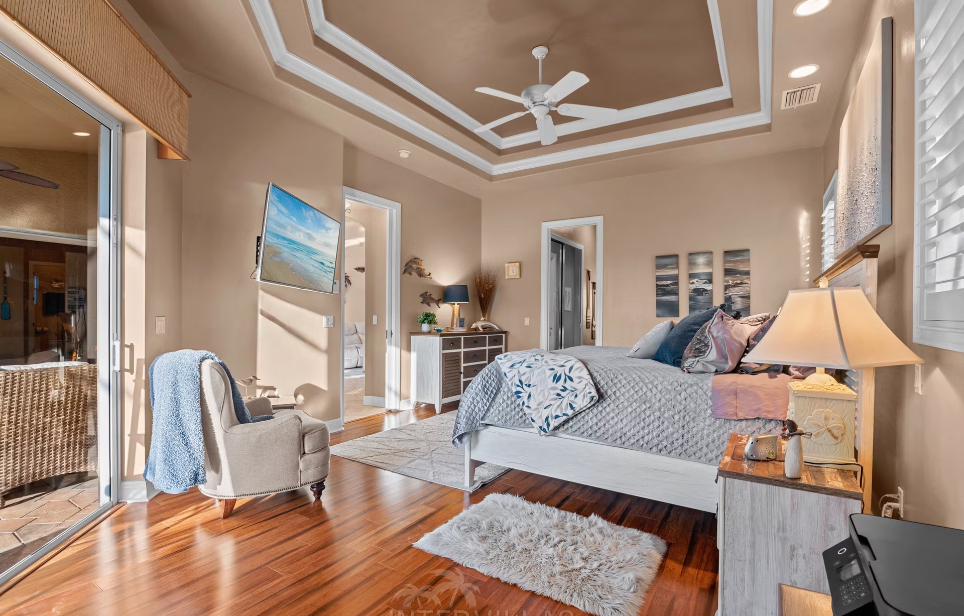 Blick von der Lanai auf den Kanal mit privatem Dock und Poolbereich.