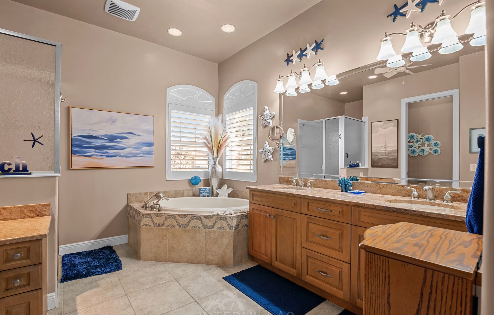 Blick vom Poolbereich auf den Kanal mit privatem Dock.