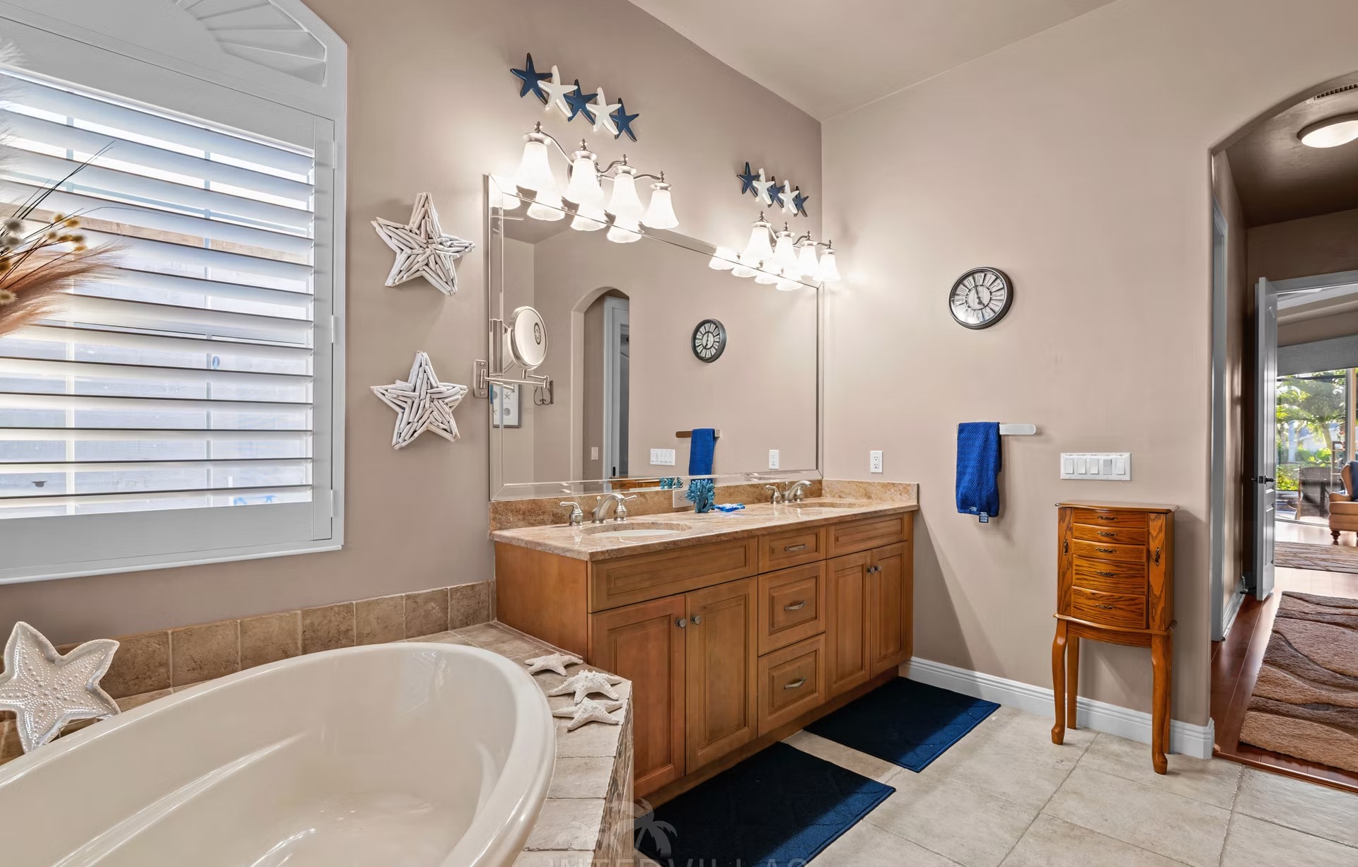 Waterfront-Poolbereich mit Spa und Blick auf den Kanal.