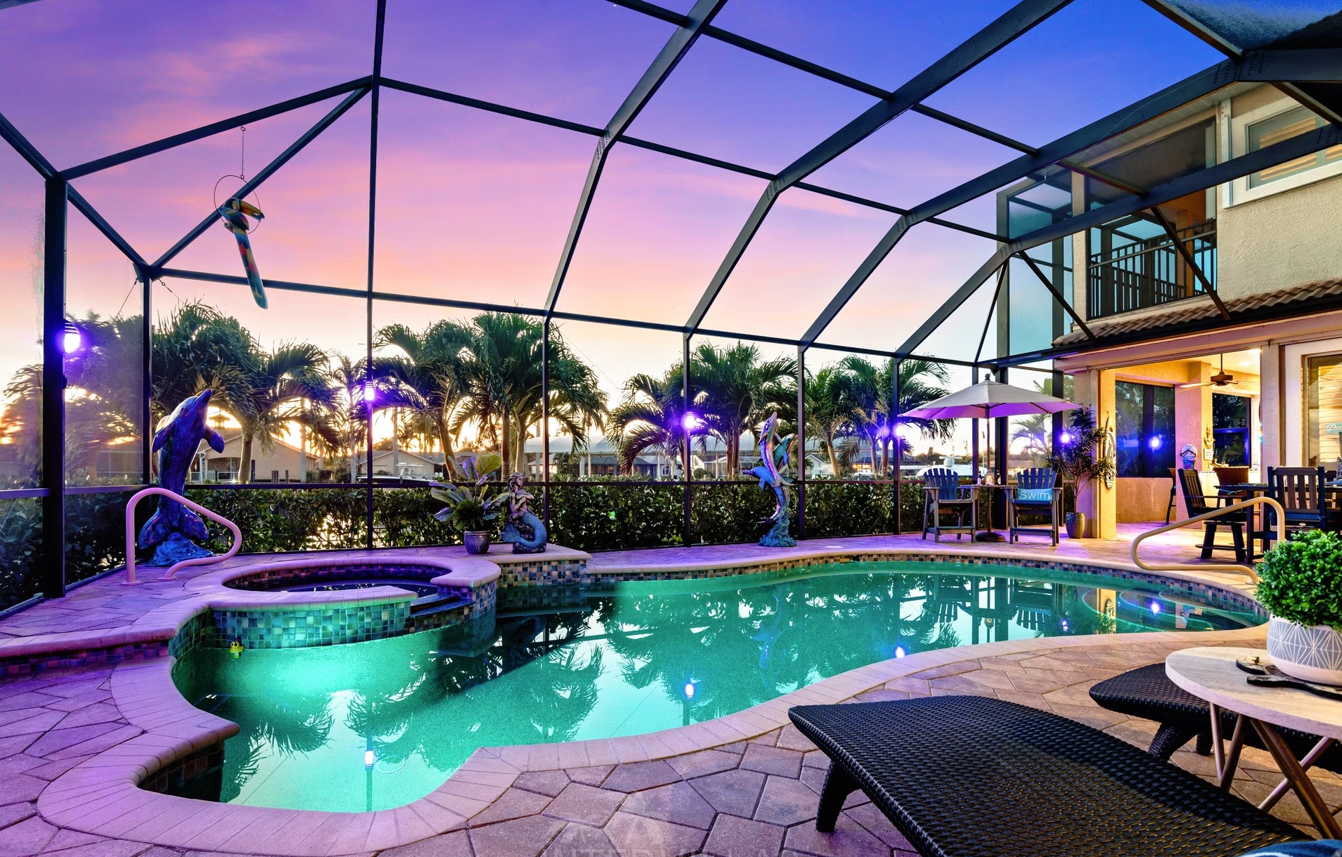 Waterfront-Villa am Kanal mit privatem Pool und Spa.