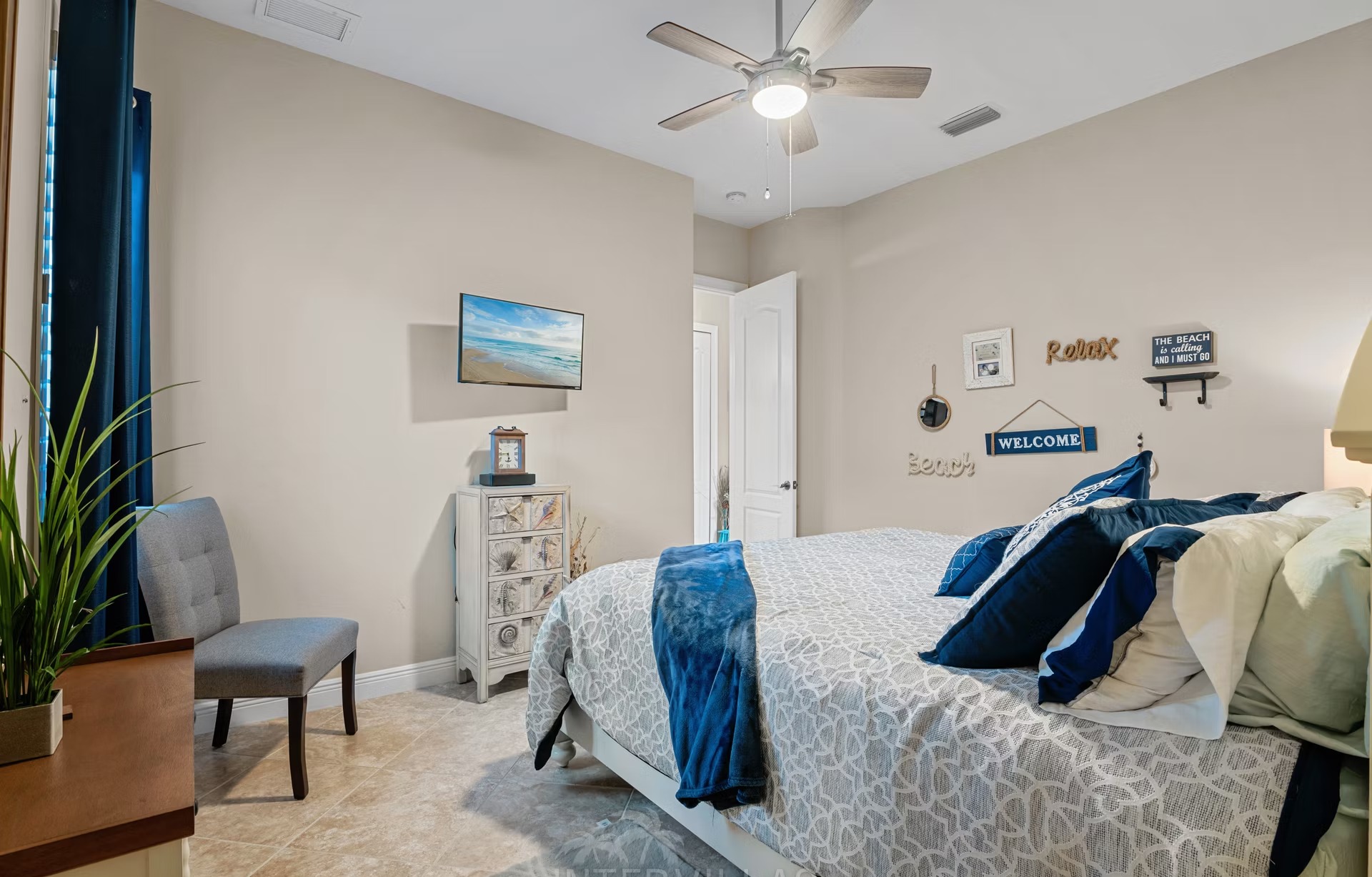 Waterfront-Villa am Kanal mit Pool, Spa und privatem Dock.