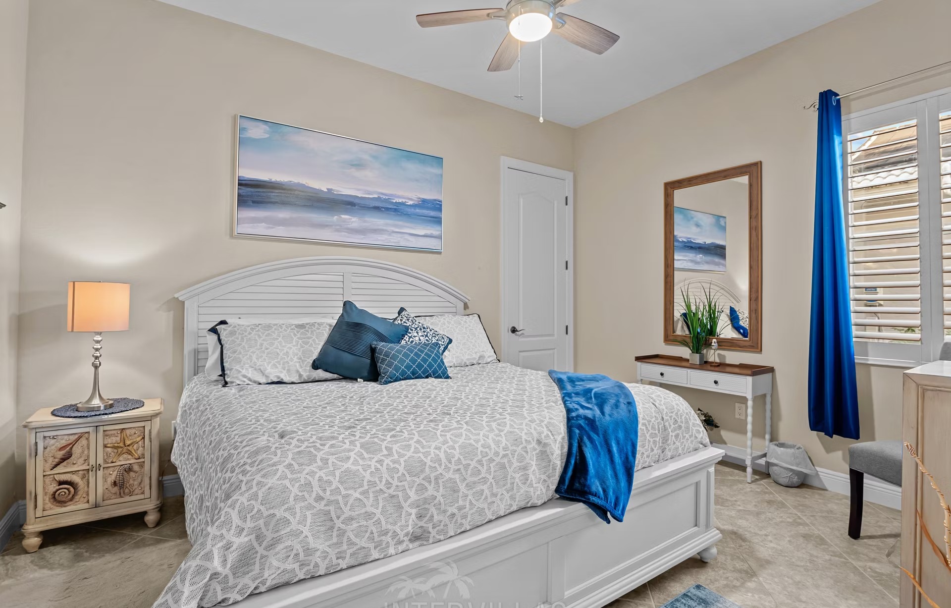 Blick vom Poolbereich auf den Kanal mit privatem Dock.