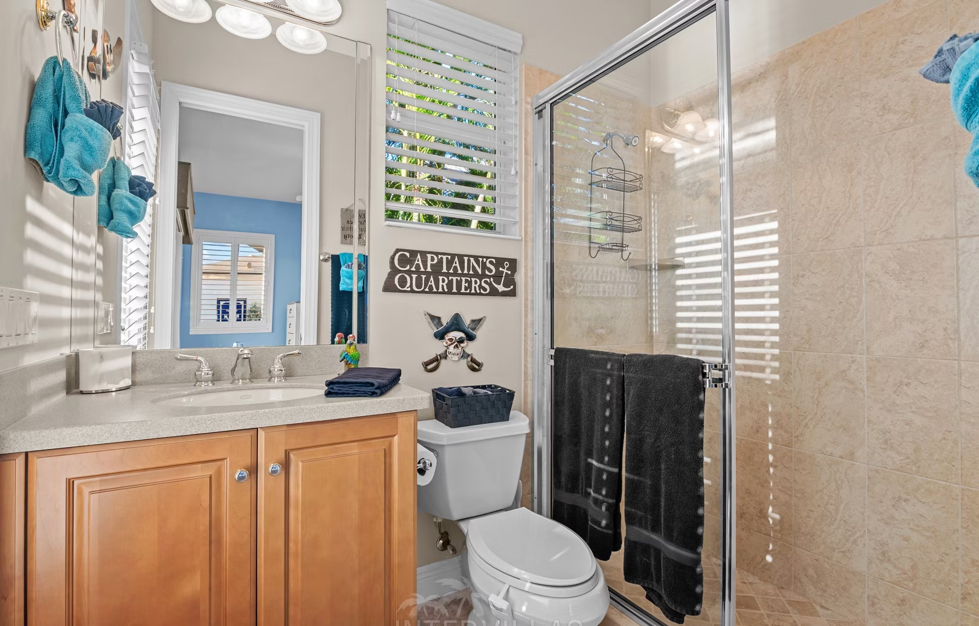 Blick auf den Kanal vom privaten Dock mit Bootsanlegestelle