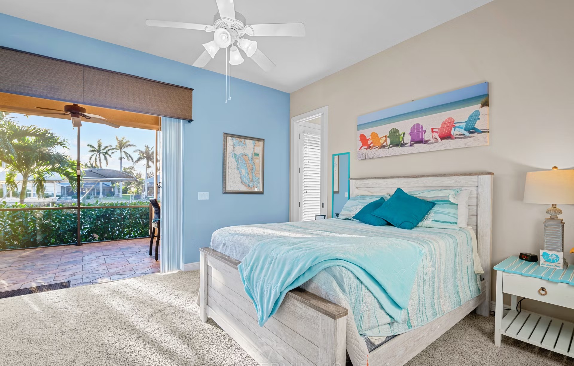 Außenansicht der Villa am Kanal mit Pool, Spa und privatem Dock.