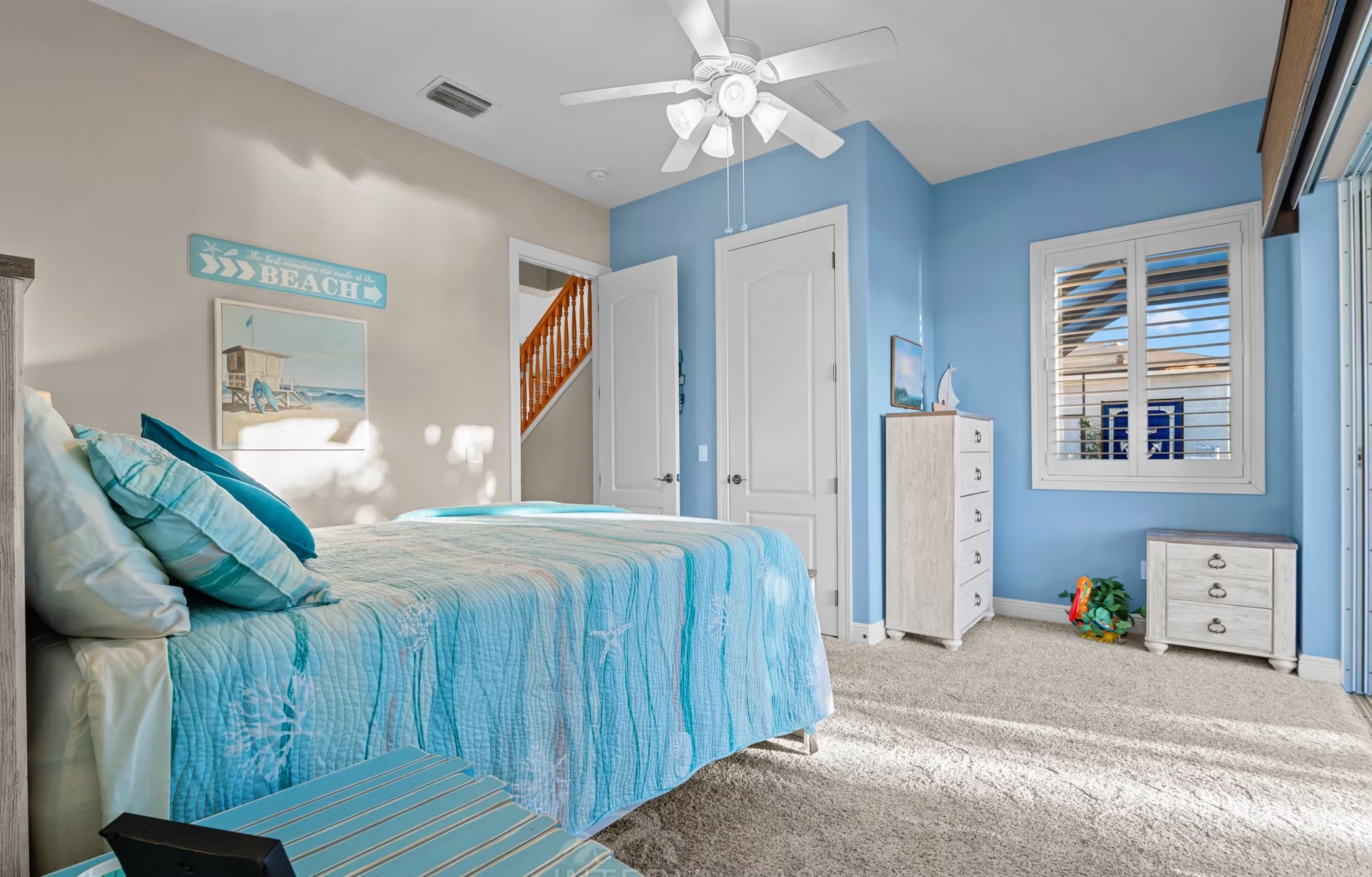 Blick von der Lanai auf Kanal und Poolbereich.