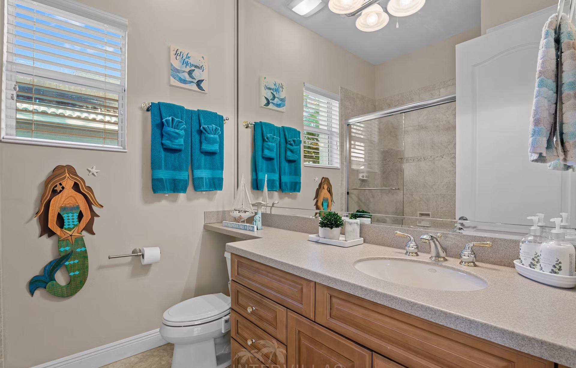 Blick vom Poolbereich auf den Kanal mit privatem Dock.