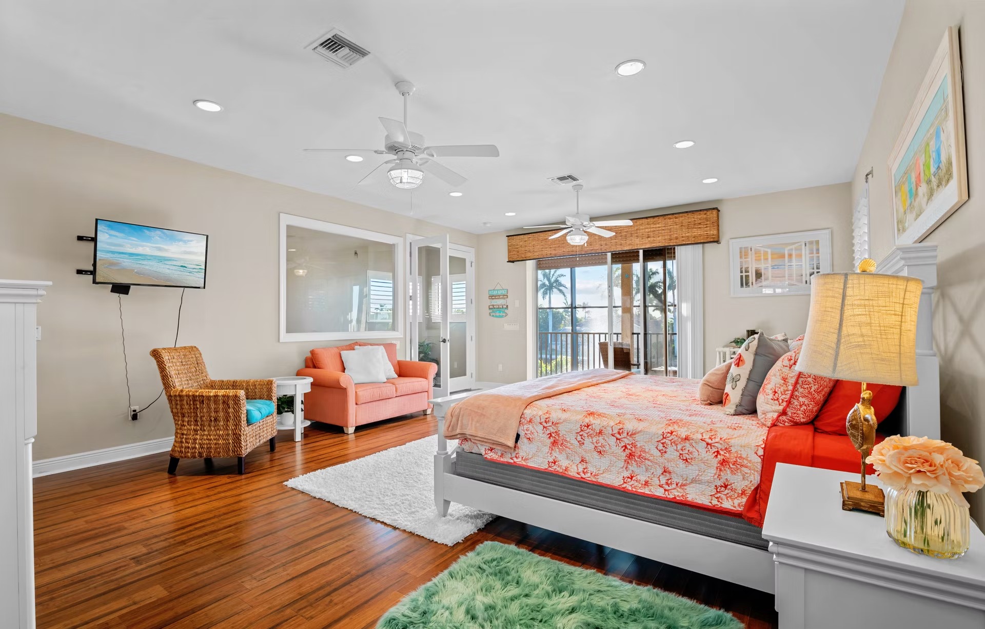 Waterfront-Villa am Kanal mit Pool, Spa und privatem Bootsdock.