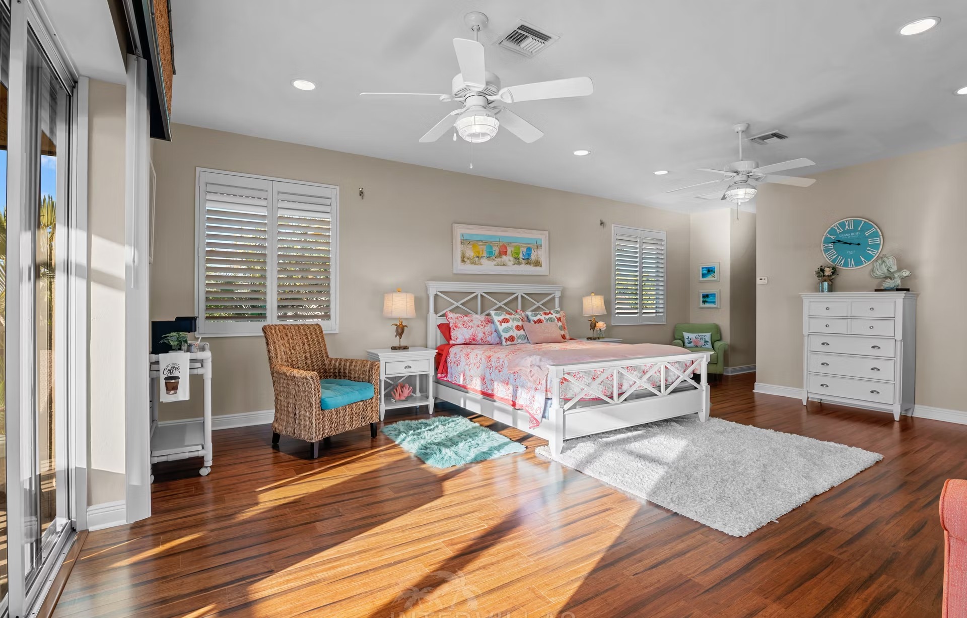 Waterfront-Villa am Kanal mit Pool, Spa und privatem Bootsdock.