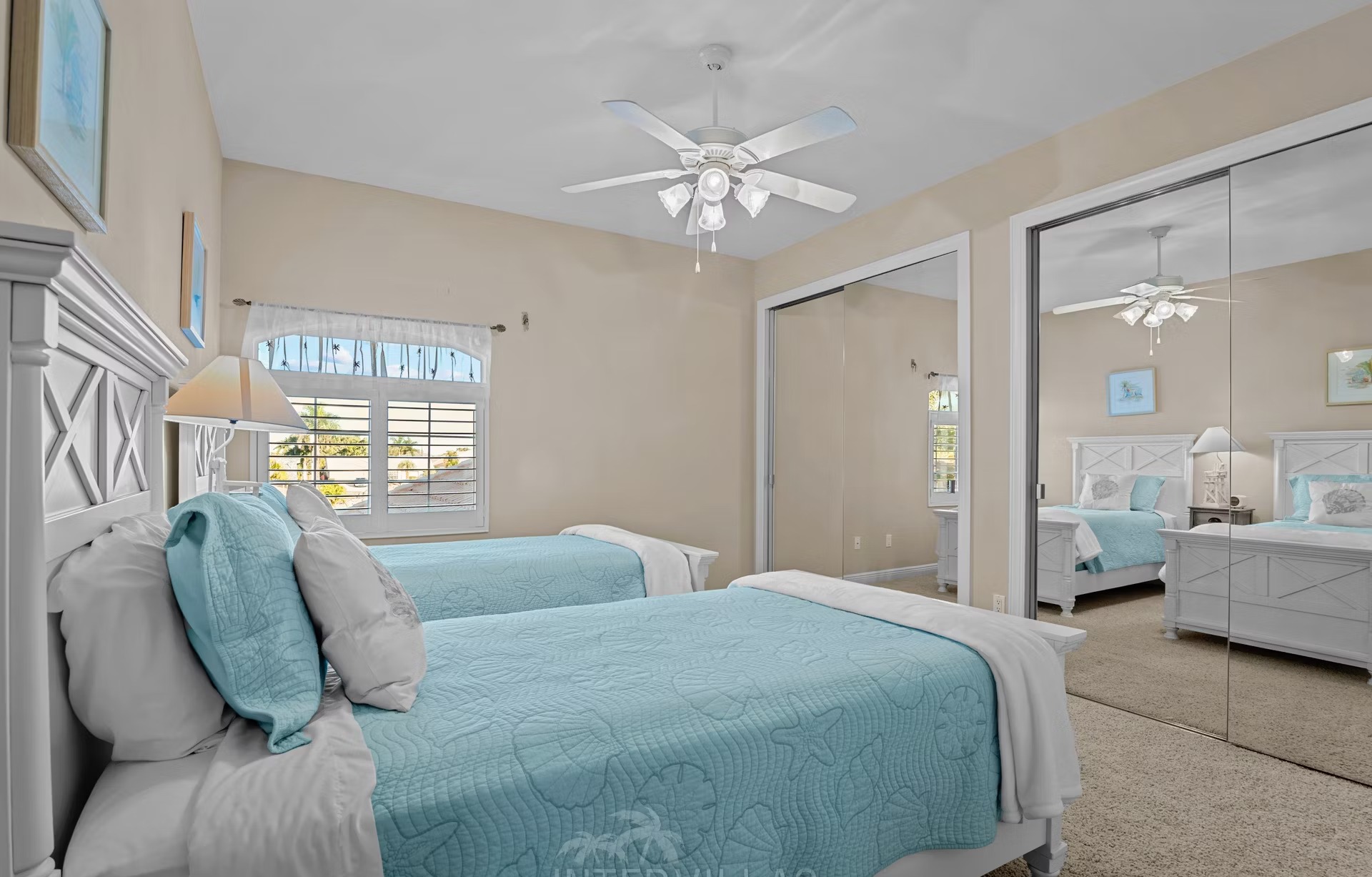 Blick auf den Kanal mit privatem Dock und Bootsanleger.