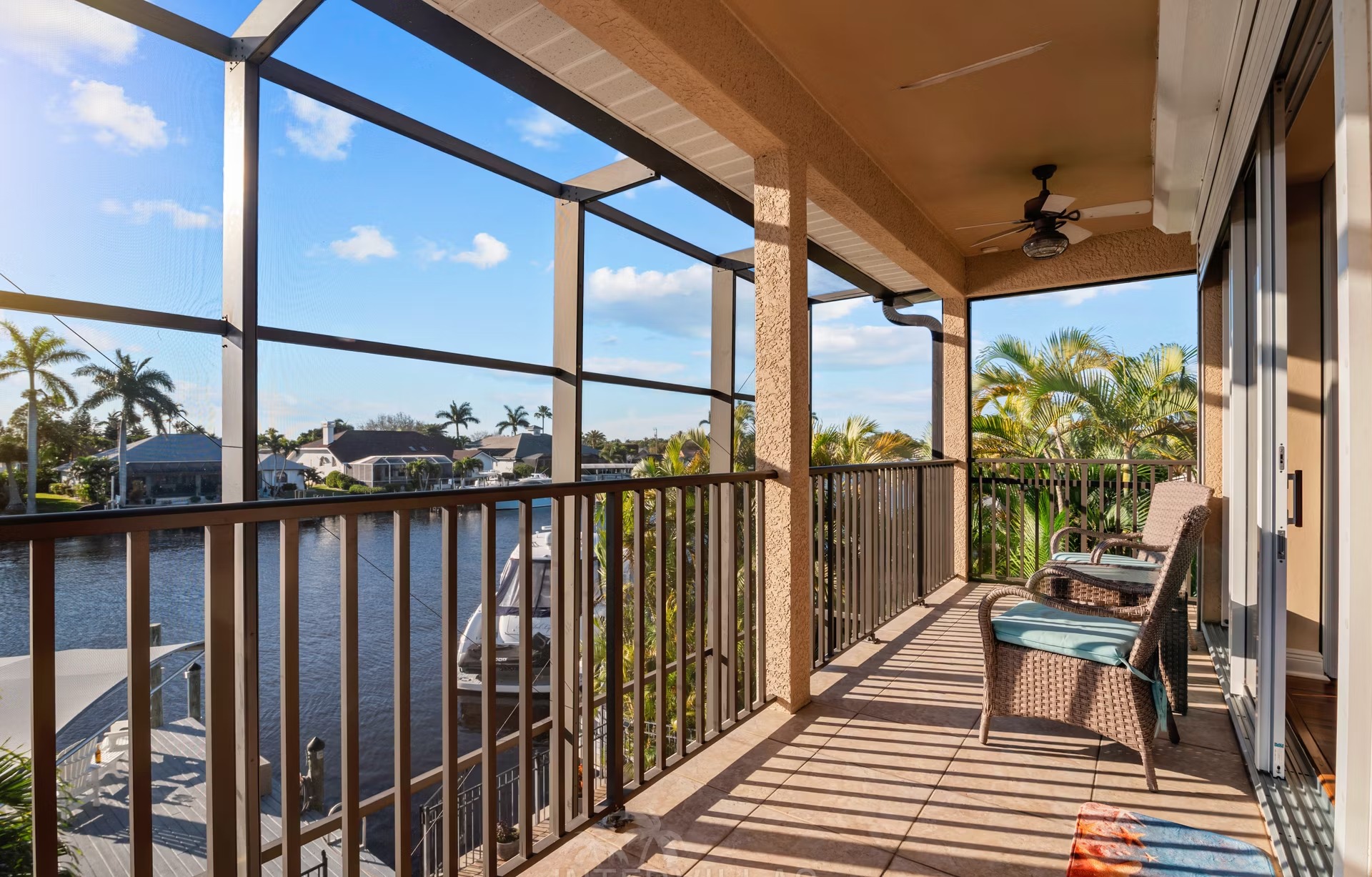 Blick vom Poolbereich auf den Kanal mit privatem Dock.