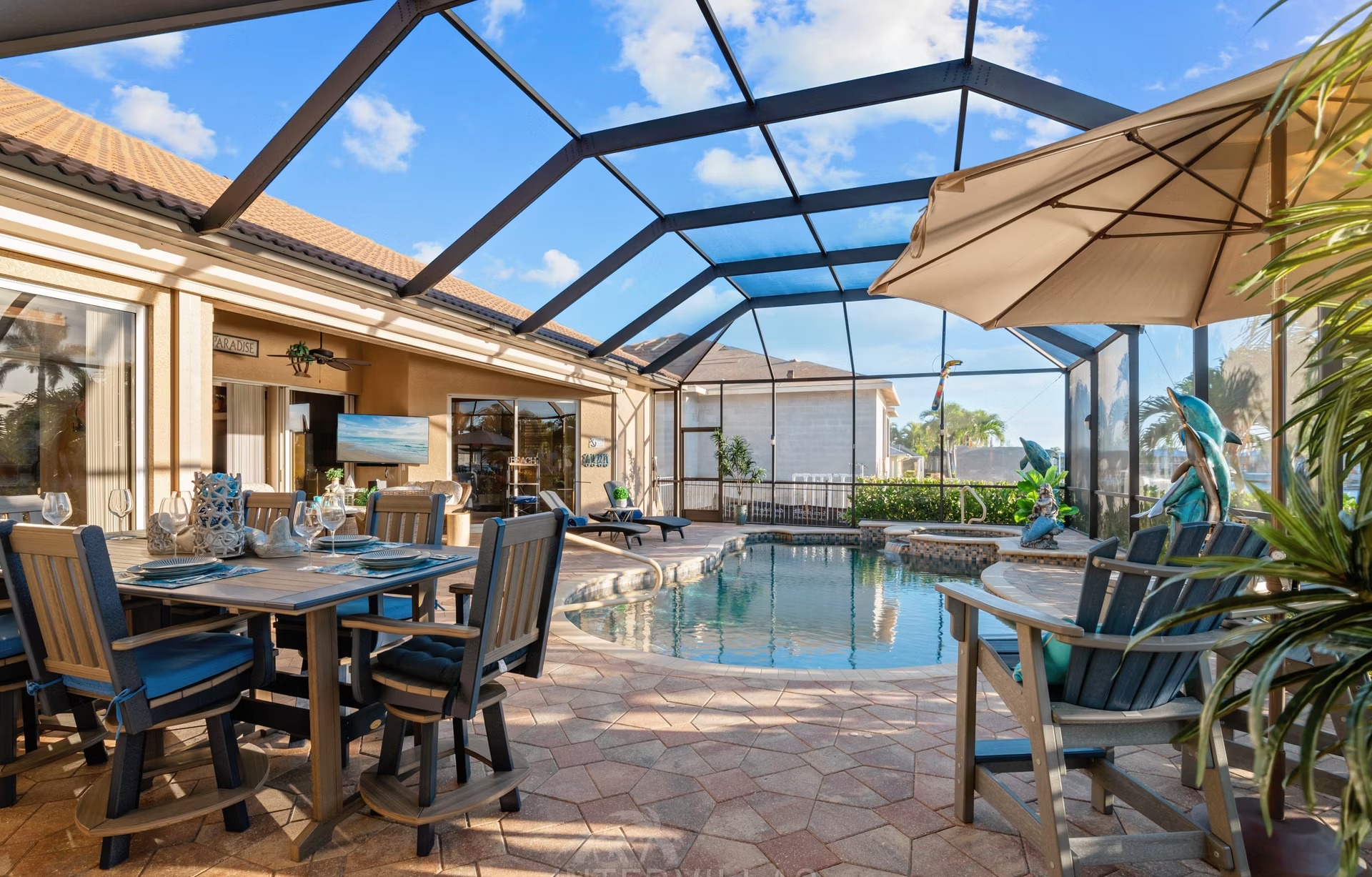 Waterfront-Villa mit Pool, Spa und privatem Dock am Kanal.