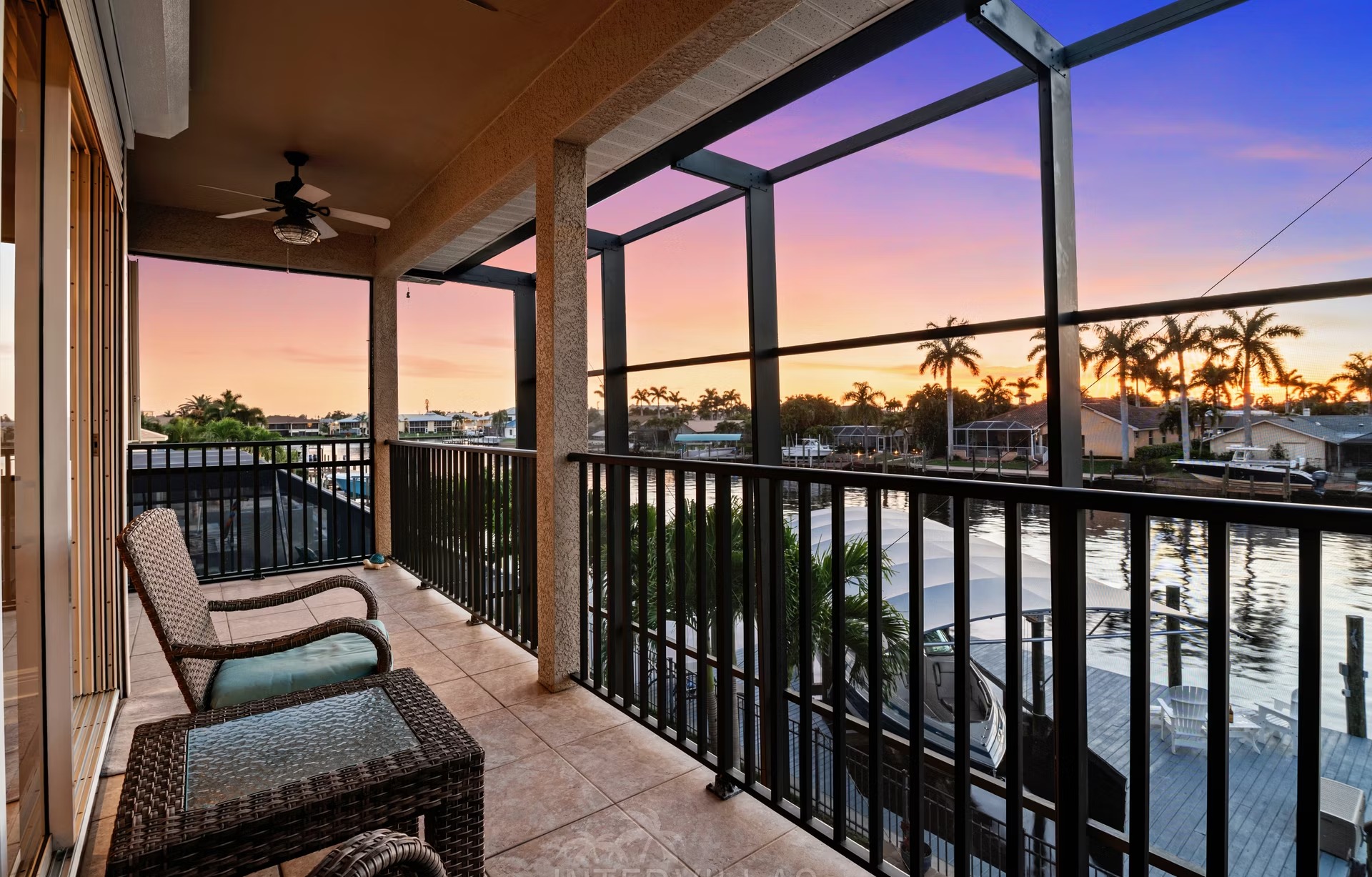 Exklusive Waterfront-Villa am Kanal mit Pool, Spa und privatem Bootsdock.