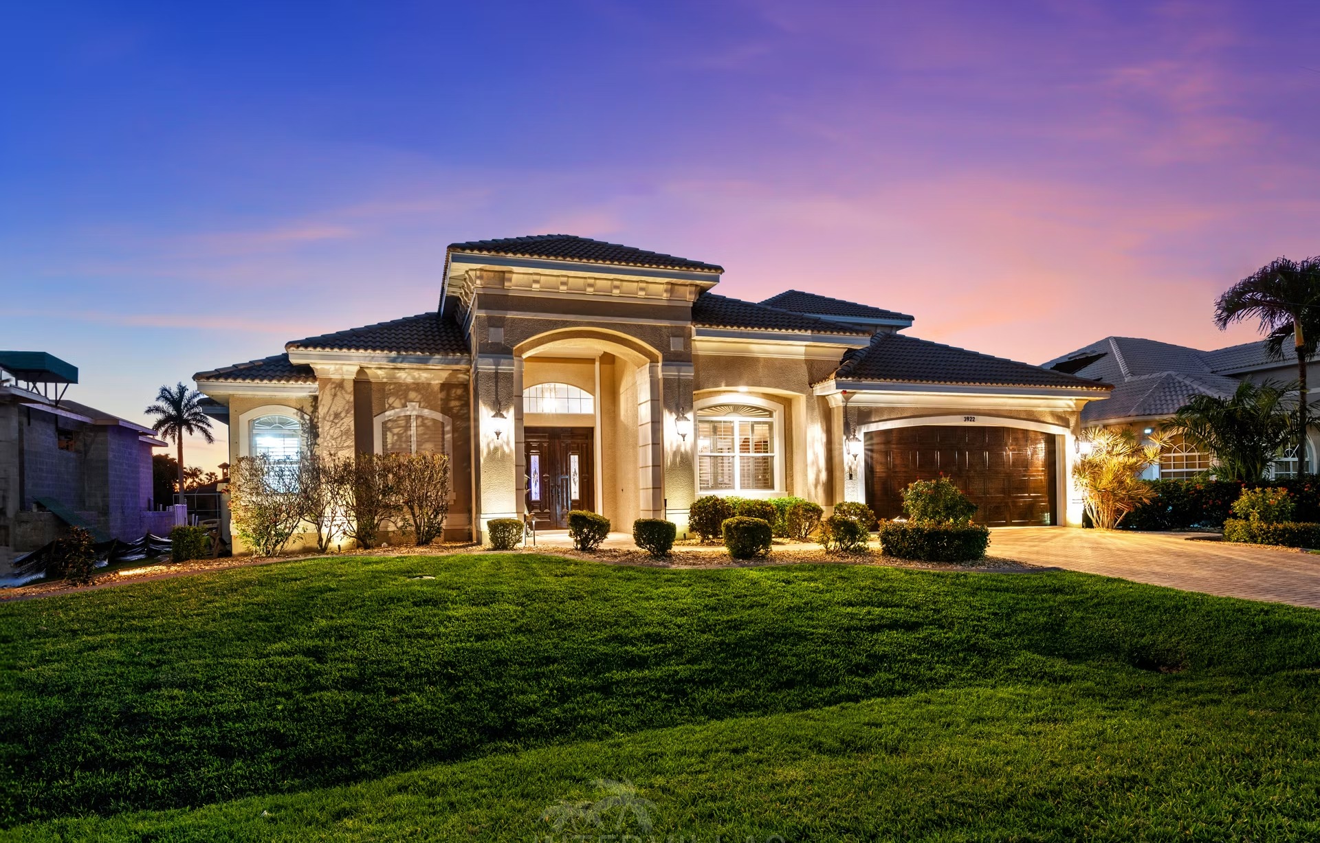 Außenansicht der Waterfront-Villa am Kanal mit Pool, Spa und privatem Bootsdock.