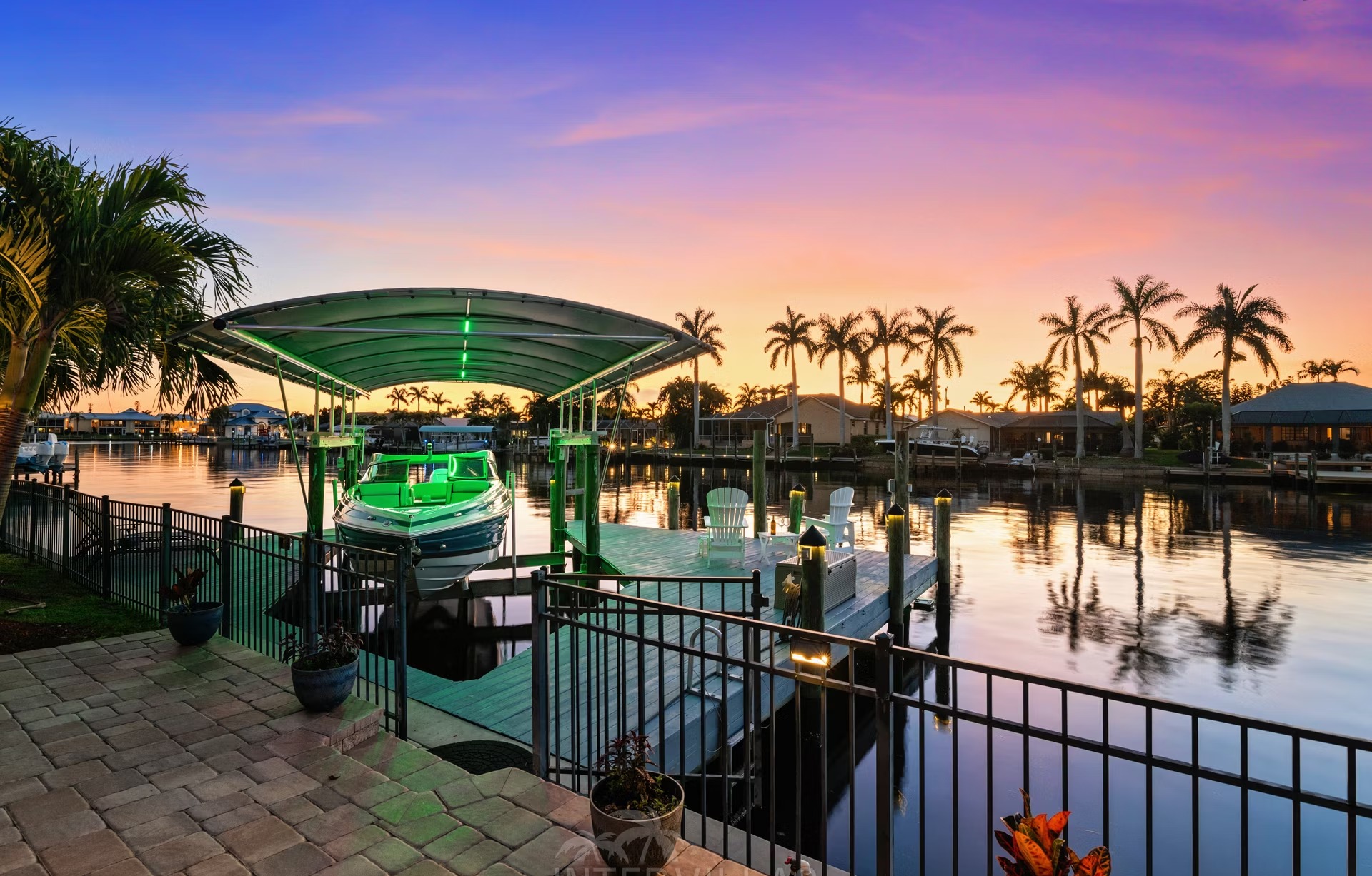 Überdachte Lanai mit Blick auf den Kanal und Poolbereich.