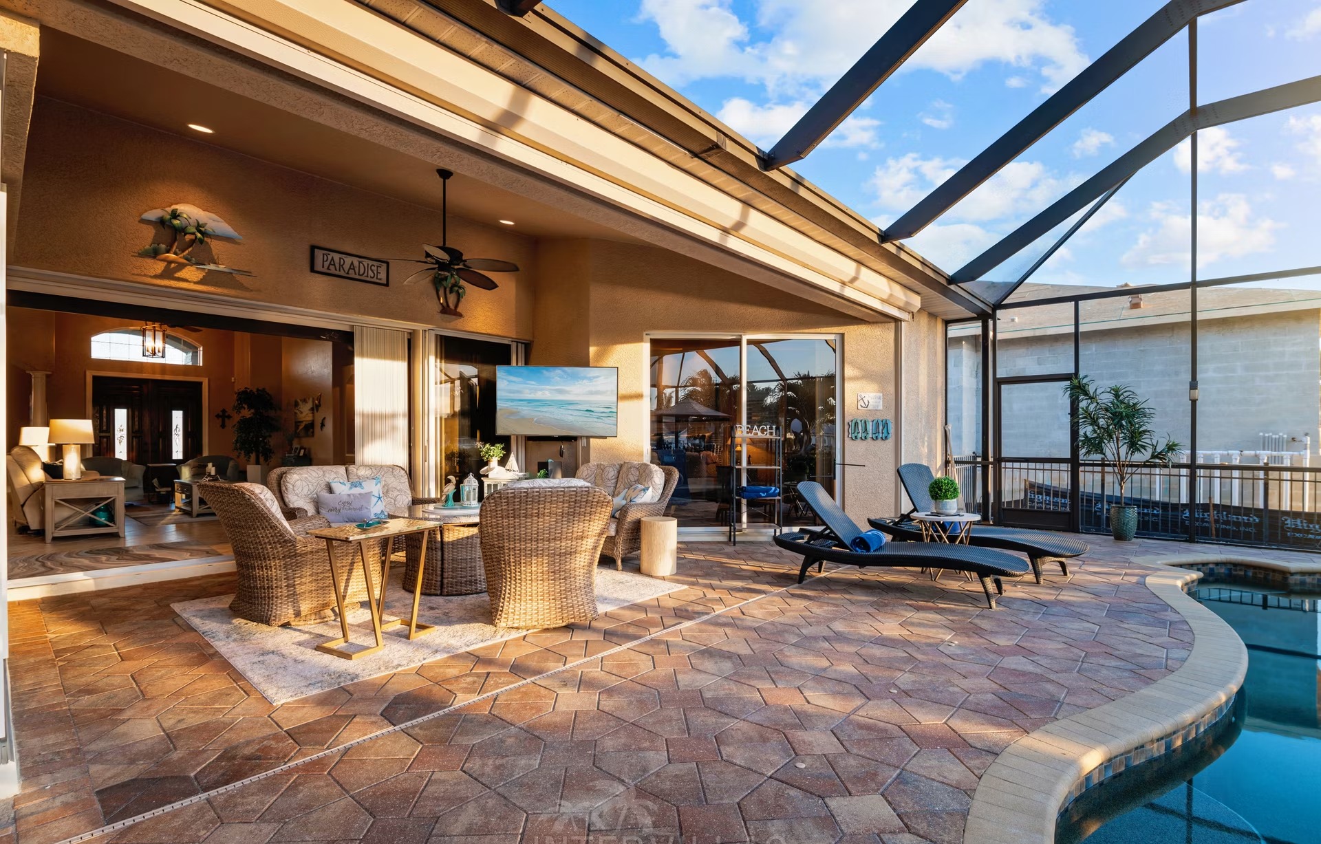 Waterfront-Poolbereich mit Spa, Blick auf den Kanal und privatem Bootsdock.