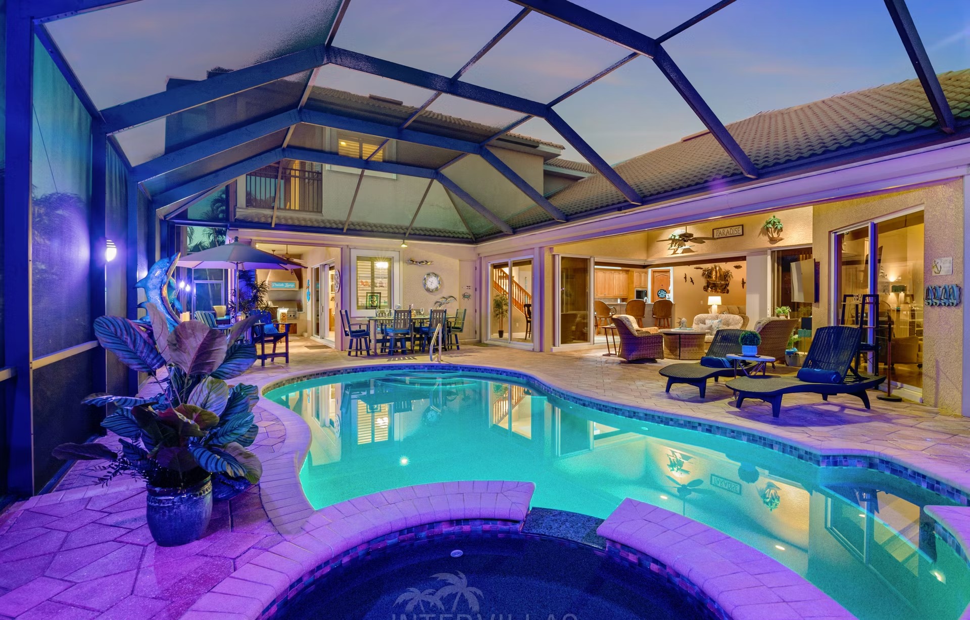 Blick vom Poolbereich auf den Kanal mit privatem Dock.