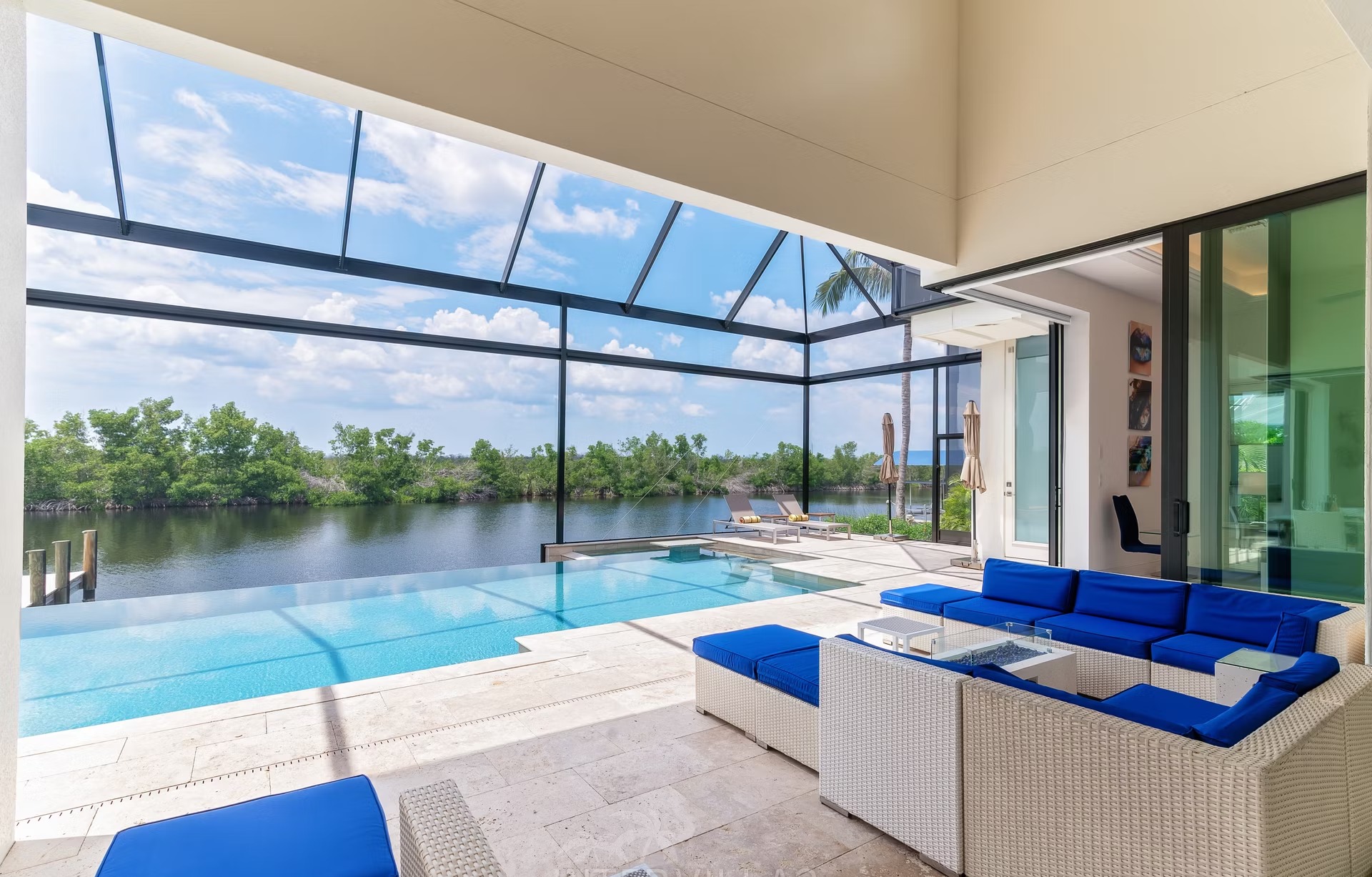 Infinity-Salzwasserpool mit Spa und Blick auf den Kanal.