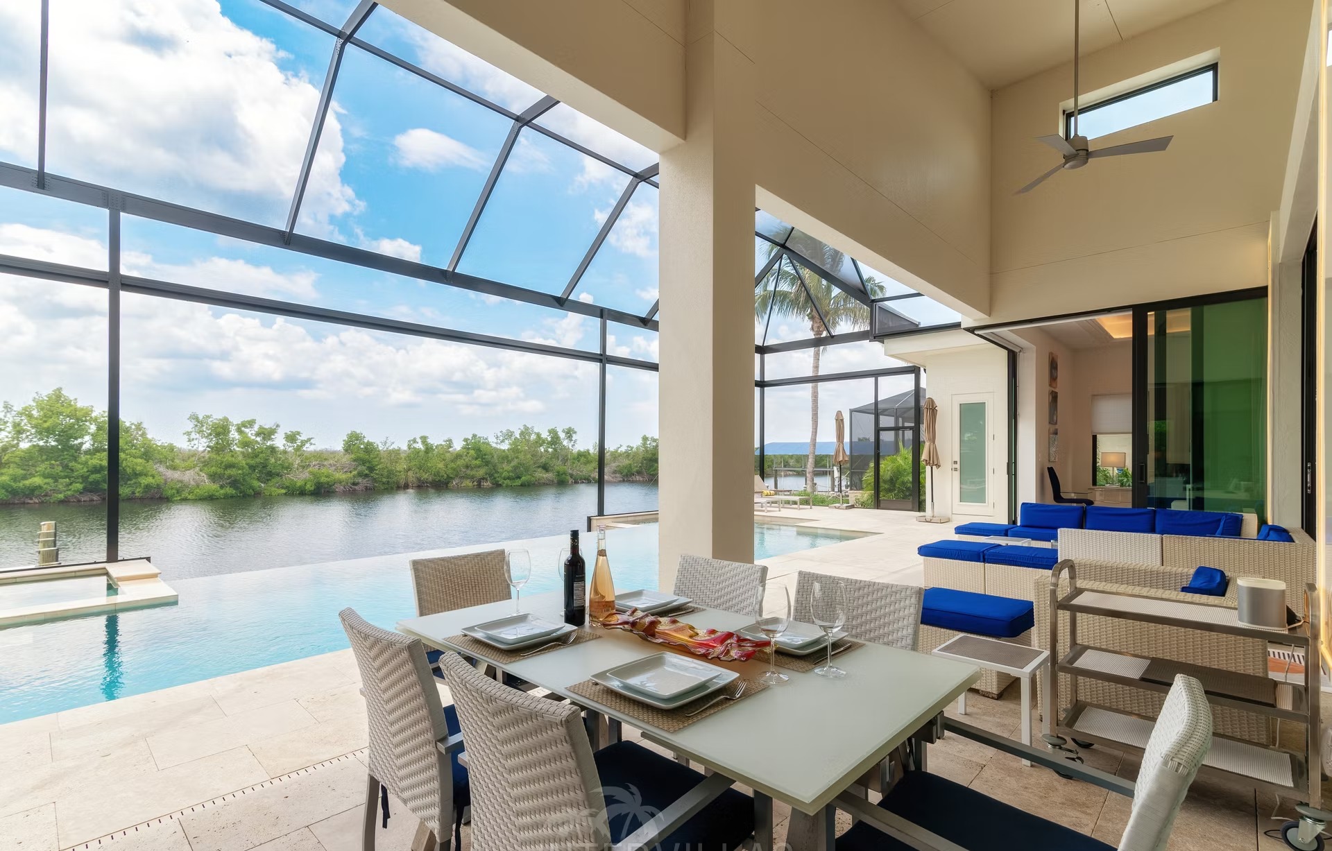 Infinity-Salzwasserpool mit Spa und Wasserblick am Kanal.