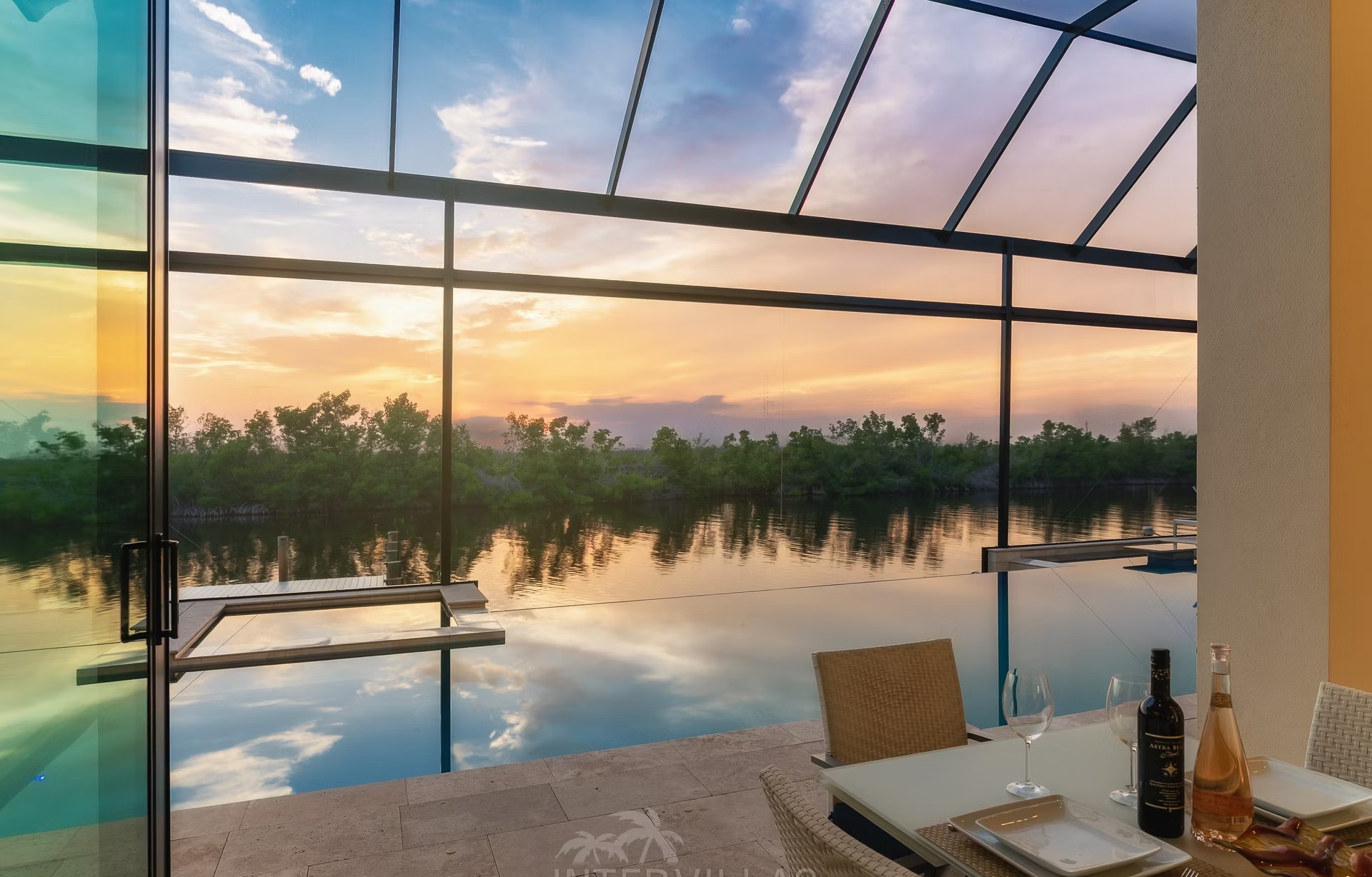 Infinity-Salzwasserpool mit Wasserblick und Sonnenuntergangsausrichtung.