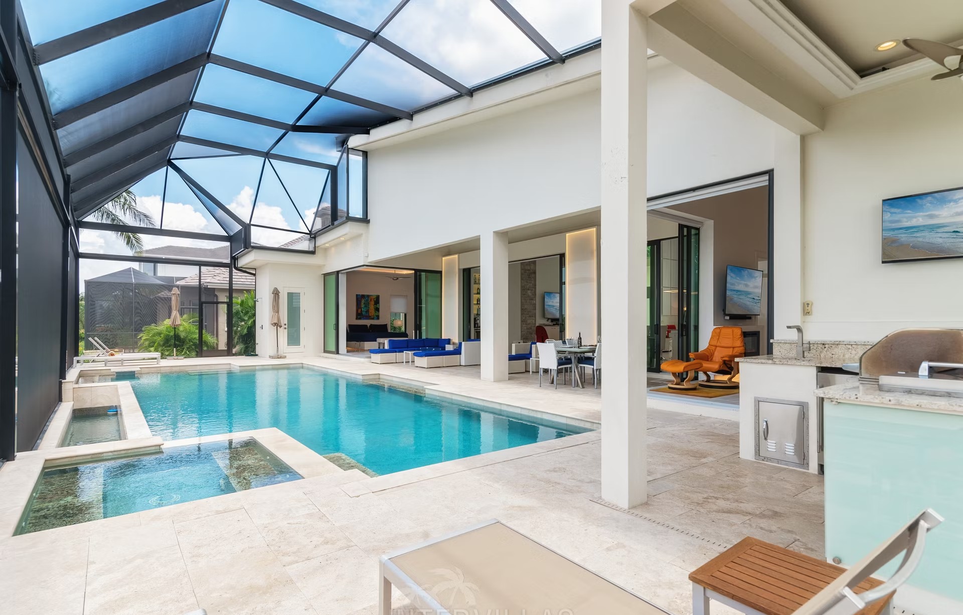 Infinity-Salzwasserpool mit Spa und Blick auf den Kanal.