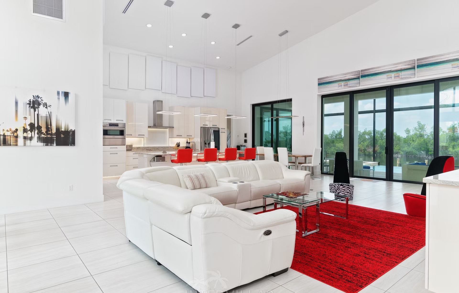 Infinity-Salzwasserpool mit Wasserblick und Sonnenuntergangsausrichtung.