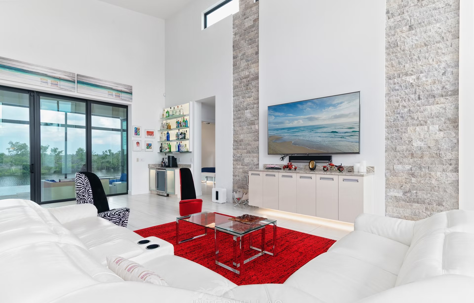 Infinity-Salzwasserpool mit Wasserblick und Sonnenuntergangsausrichtung.